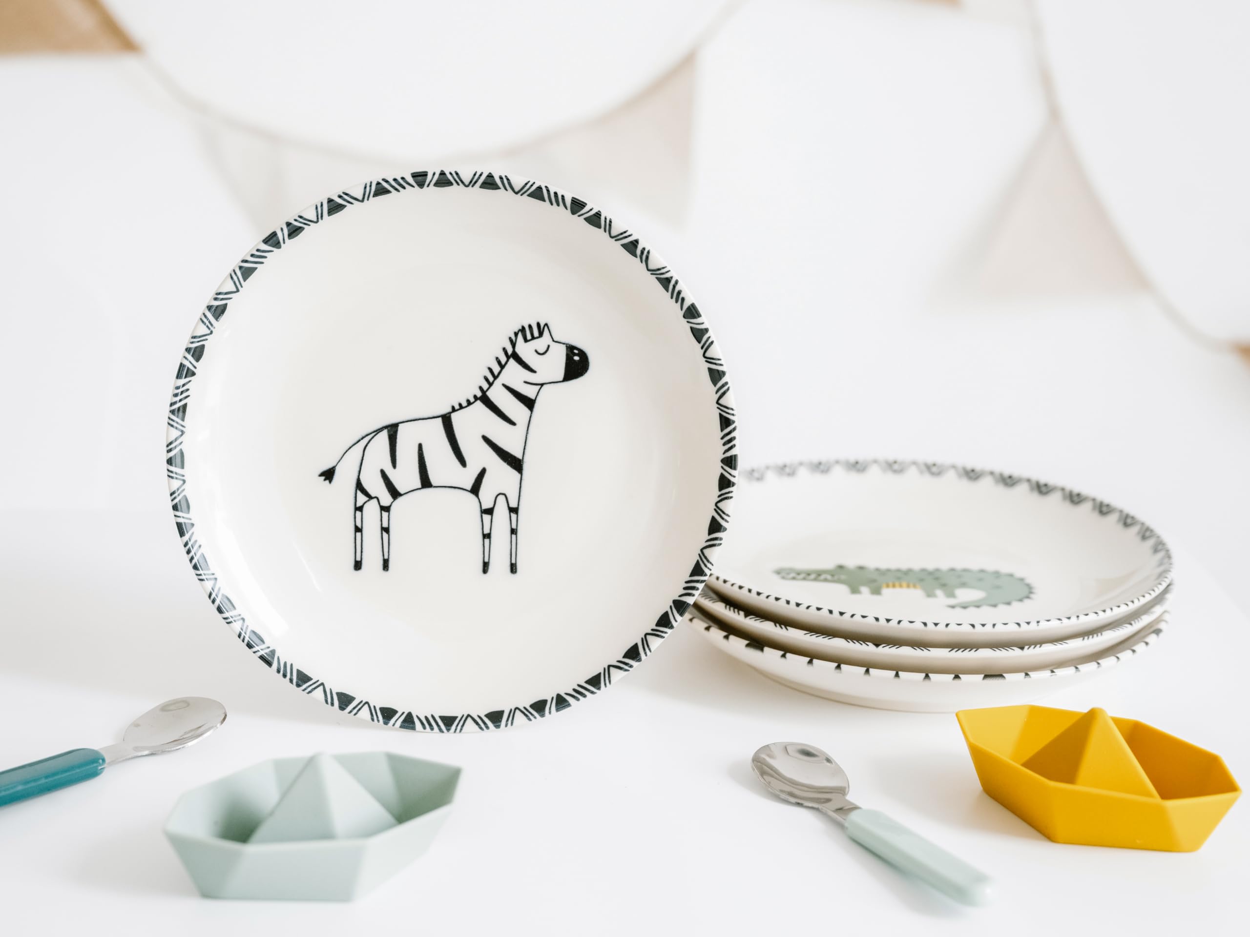 CreaTable, 24704, Serie Safari Bunt, 4-teiliges Geschirrset für 4 Personen, Teller Set aus Steinzeug, spülmaschinen- und mikrowellengeeignet, Qualitätsproduktion