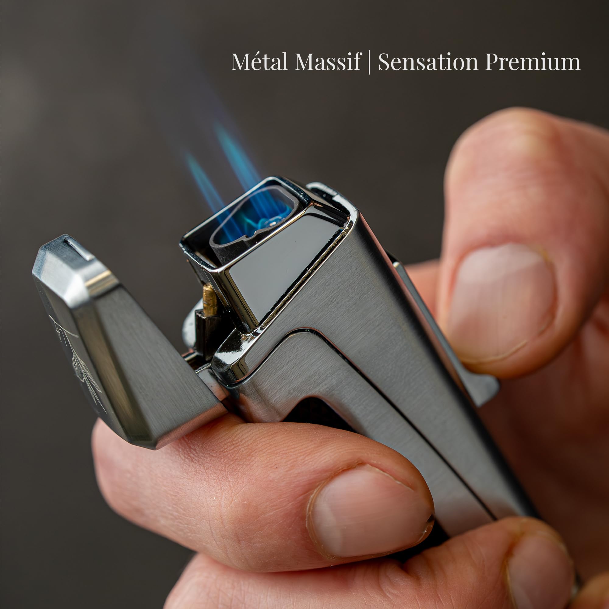 Trinitá by L Áficionado® | Briquet Tempête de Luxe | Cadeau pour Homme | Rechargeable Butane | Coffret Cadeau Premium | Assistance à Vie | Noir Satiné (Argent Platine)