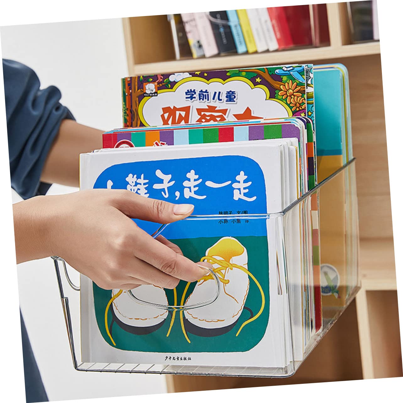 Transparente Bücherbox mit Griff aus Kunststoff zur Aufbewahrung von Schulbüchern und Dokumenten Stapelbar für Kompakten Stauraum im Klassenzimmer