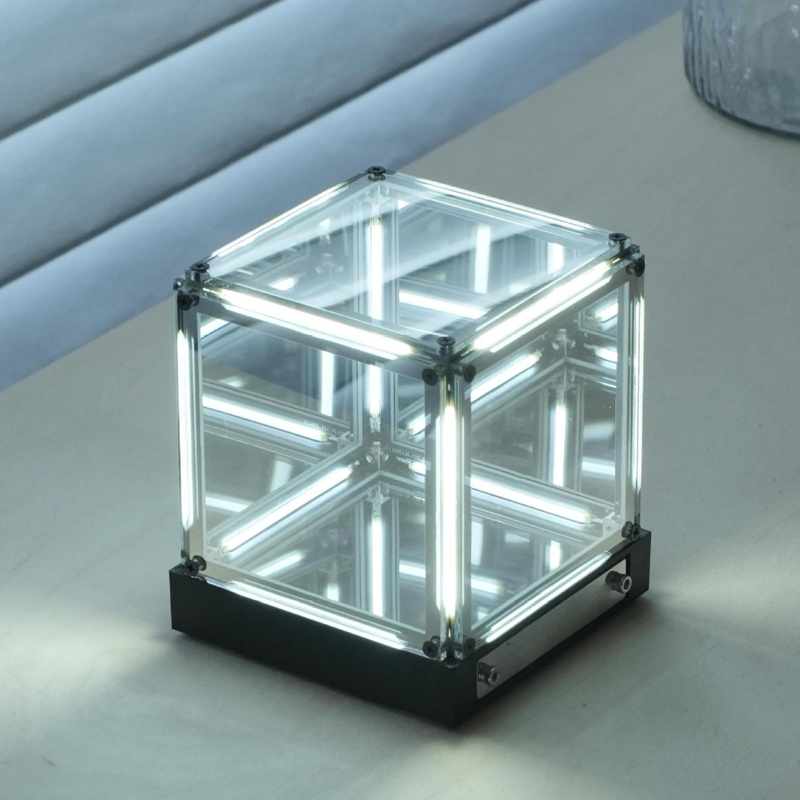 Cryfokt Infinite Cube, luce LED Infinity Mirror Cube con controllo touch e ricarica USB C, batteria 2000 mAh per camera da letto, studio, decorazione hotel