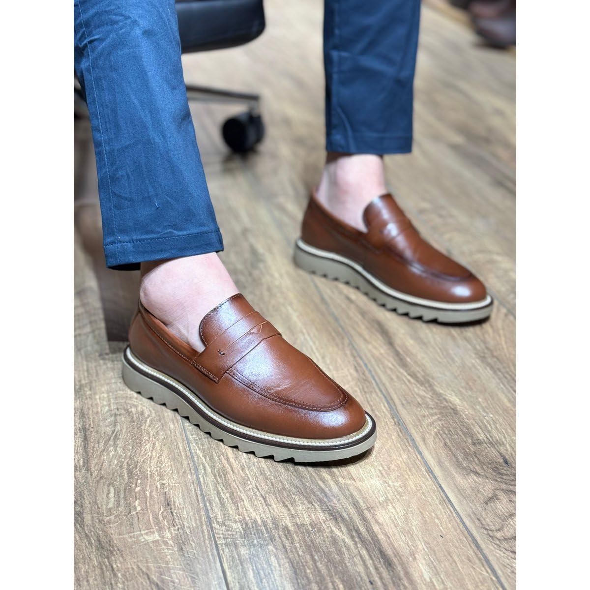 Sapato Casual Masculino Loafer Tratorado Premium Couro Nobre em promoção! Veja a oferta e mais achadinhos de Sapatos 4 Hoje é o melhor dia para comprar Sapato Casual Masculino Loafer Tratorado Premium Couro Nobre com aquele preço maroto! Promoção! Aproveite a oferta! 4