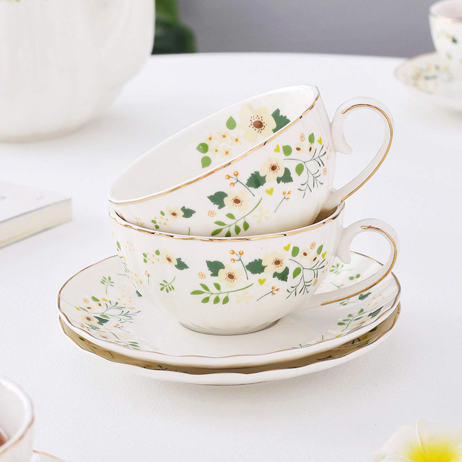 Zestaw do herbaty dla dorosłych – biały porcelanowy czajniczek z filiżankami i spodkami, elegancki design do serwowania herbaty lub kawy, idealny do rozrywki lub codziennego użytku