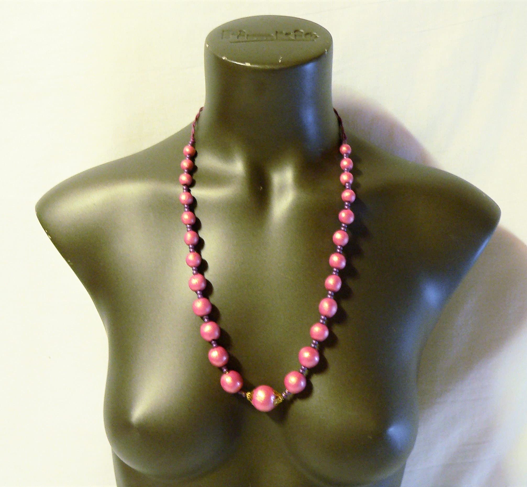 Gioielli da donna: Collana lunga in perline di ceramica, su laccio in pelle sintetica, colore rosa, linea Jean