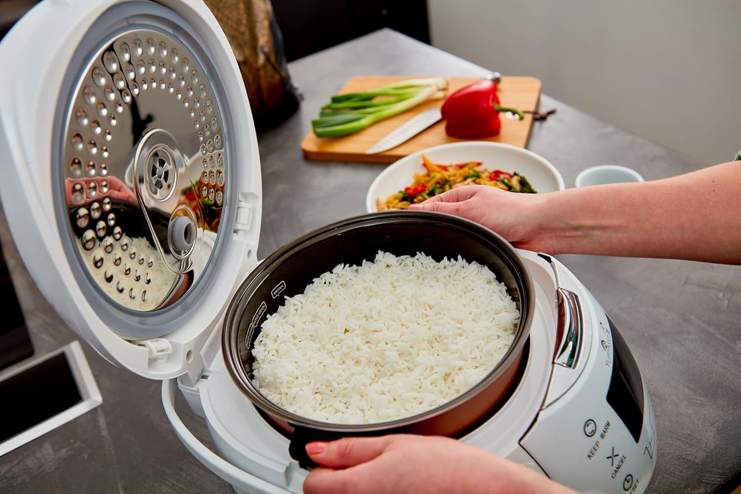 Yum Asia Sakura Rice Cooker with Ceramic Bowl and Micom Fuzzy Logic / 6 Rice Cooking Functions, 6 Multicooker Functions, Motouch LED Display (1.5 Litre) 220-240V UK/EU Power... - Image 4