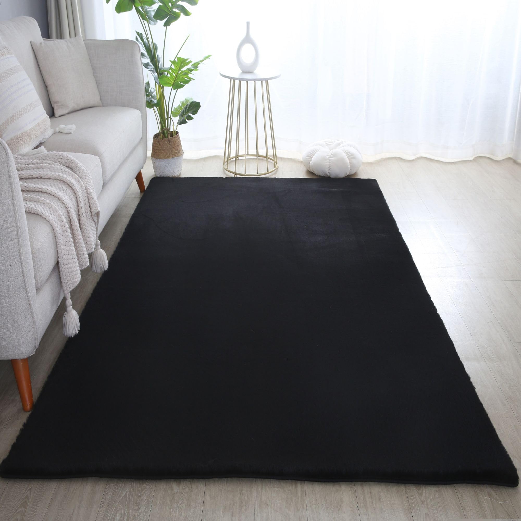 Carpetsale24, Pluszowy Dywan do Salonu Czarny 140x200 cm Wysokie Włókno Długowłosy Sztuczne Futro Miękki Nowoczesny Jednokolorowy Puszysty, Pralny Dywan