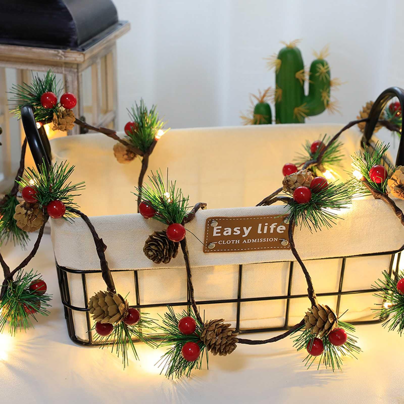 Queta Guirnalda de Navidad para Decoración, Guirnalda de Pinos Con Cadena de Luz de Cobre Mejorada, Conos y Bayas Artificiales - Para Puerta, Escaleras, Chimeneas, Corona (3 m, 30)