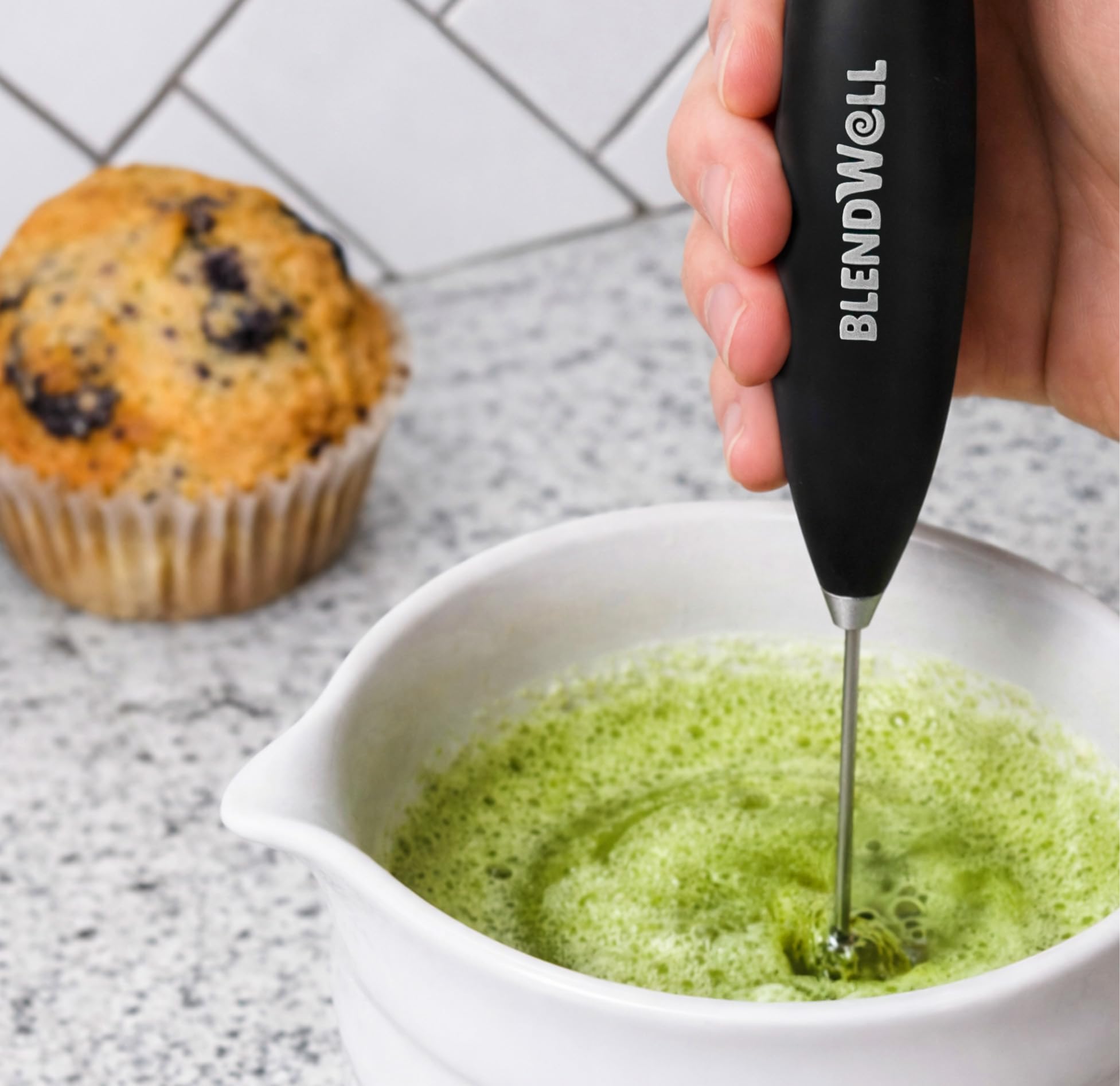 BlendWell Elektrischer Milchaufschäumer für Matcha und Kaffee, Handheld Batteriebetriebener Getränkemixer mit Ständer, Edelstahl Schneebesen, Schwarz
