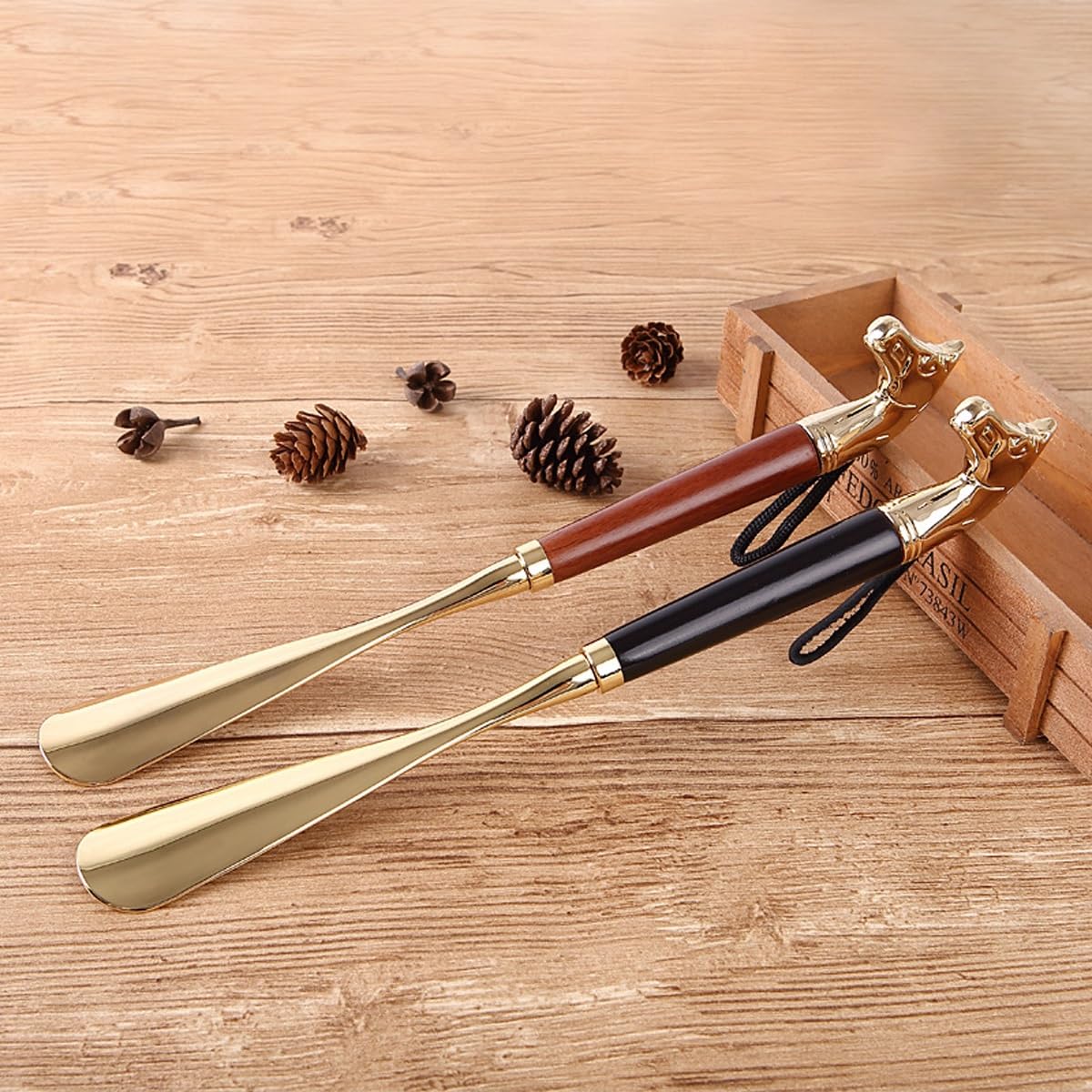 Calzador de acero aleado León Dorado – Sin necesidad de agacharse,diseño de cabeza de león elegante y estiloso,bordes suaves,set en caja de regalo con mango largo para personas mayores(Black,22.8in)