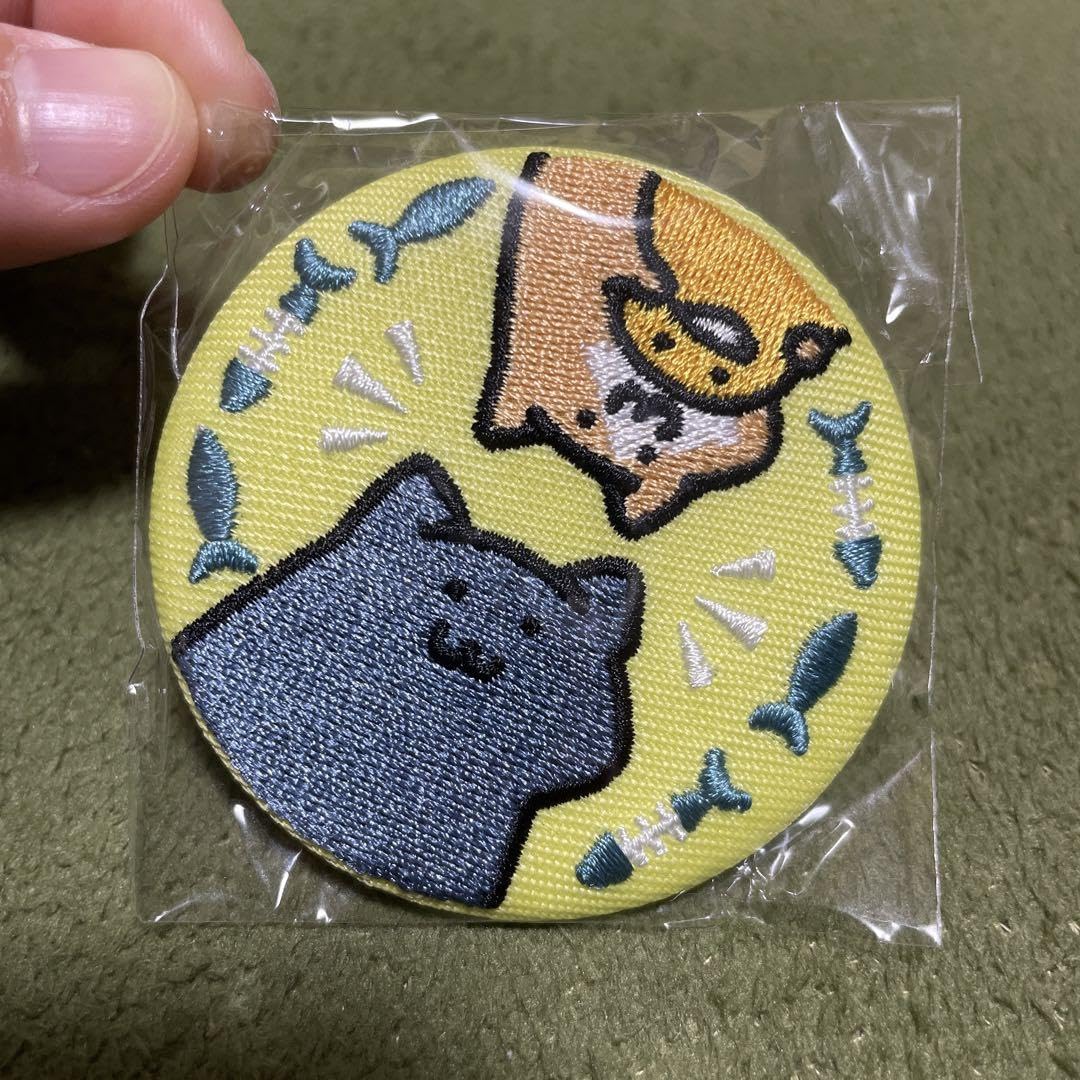 Amazon | お文具さん 刺繍缶バッジ 猫さんと子猫さん | バッジ
