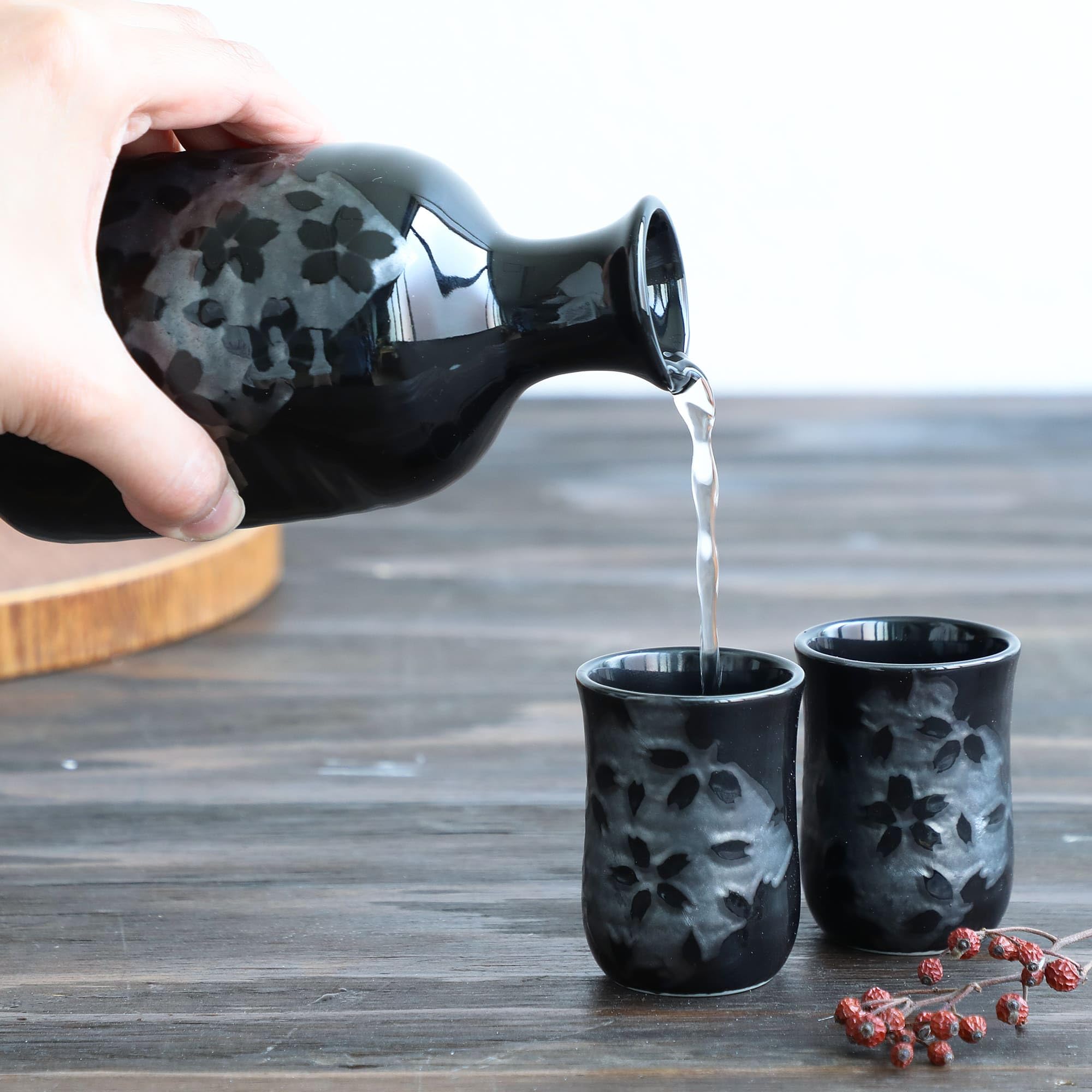 Asayu Japan Japanisches Sake-Set, Sakura-Kirschblüten-Design, 1 Tokkuri-Flasche mit 2 Keramikbechern, Schwarz, Hergestellt in Japan