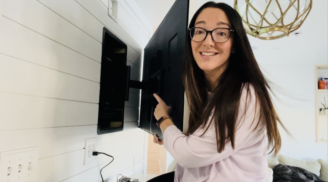 Diagram showing centered VESA pattern on a TV back