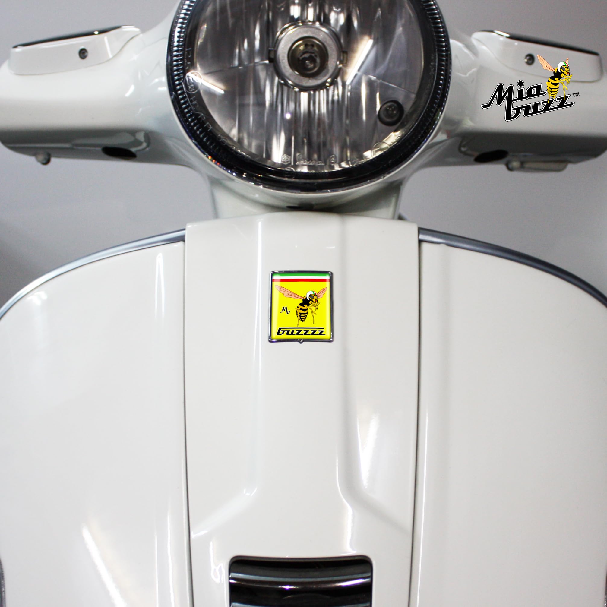 Badge Avant 3D Bombé Pour Vespa – Logo Mio Vespa Sur Drapeau Italien – Compatible Nombreux Modèles Vespa (ET2, GT, GTS, LX, PX…) - 3