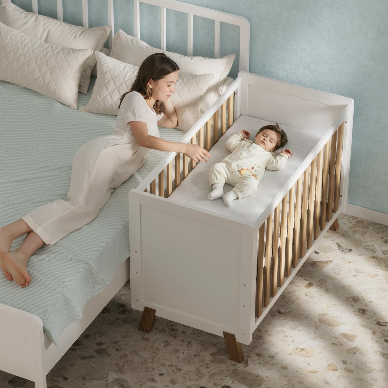 Lit pour bébé en bois 3-en-1, berceau, lit convertible avec barrière de dentition, base ajustable à 3 positions, garde-corps court et matelas inclus, pour bébés de 0 à 5 ans, conforme à la norme EN716