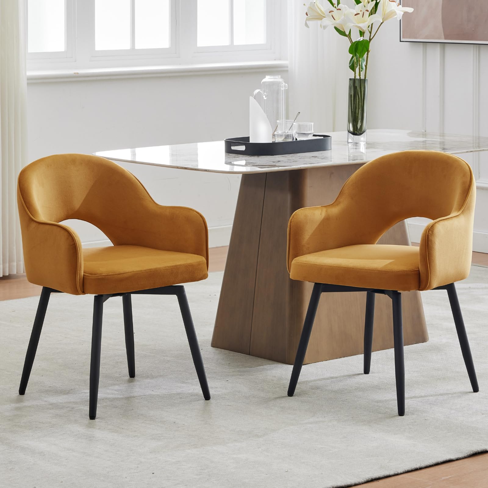 Silla de comedor tapizada en terciopelo mostaza con patas metálicas