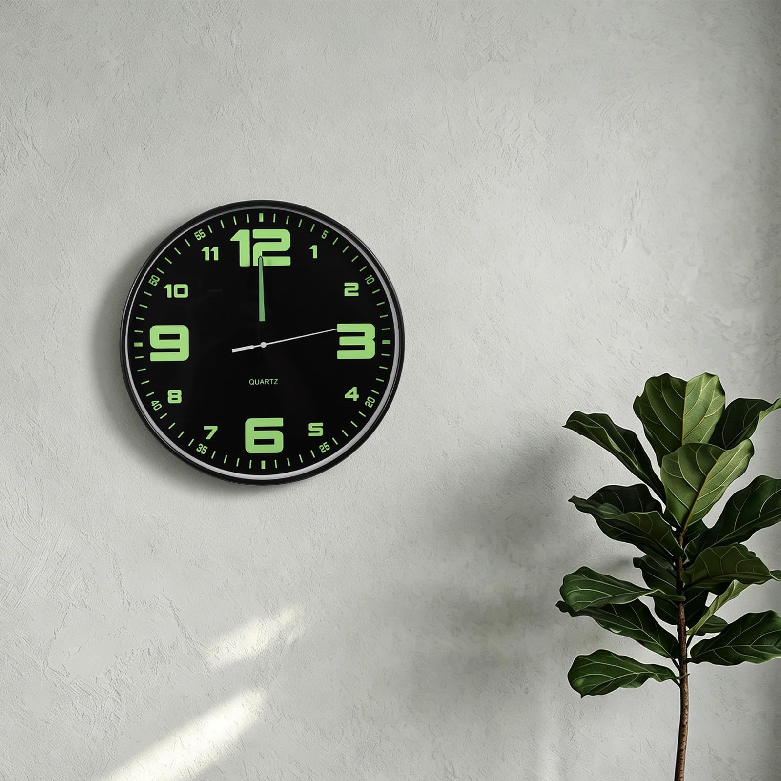 INOOMP Orologio luminoso che si illumina al buio, 11,6 pollici, con cornice nera, al quarzo, silenzioso, a batteria, ideale per camera da letto, cucina e bagno.