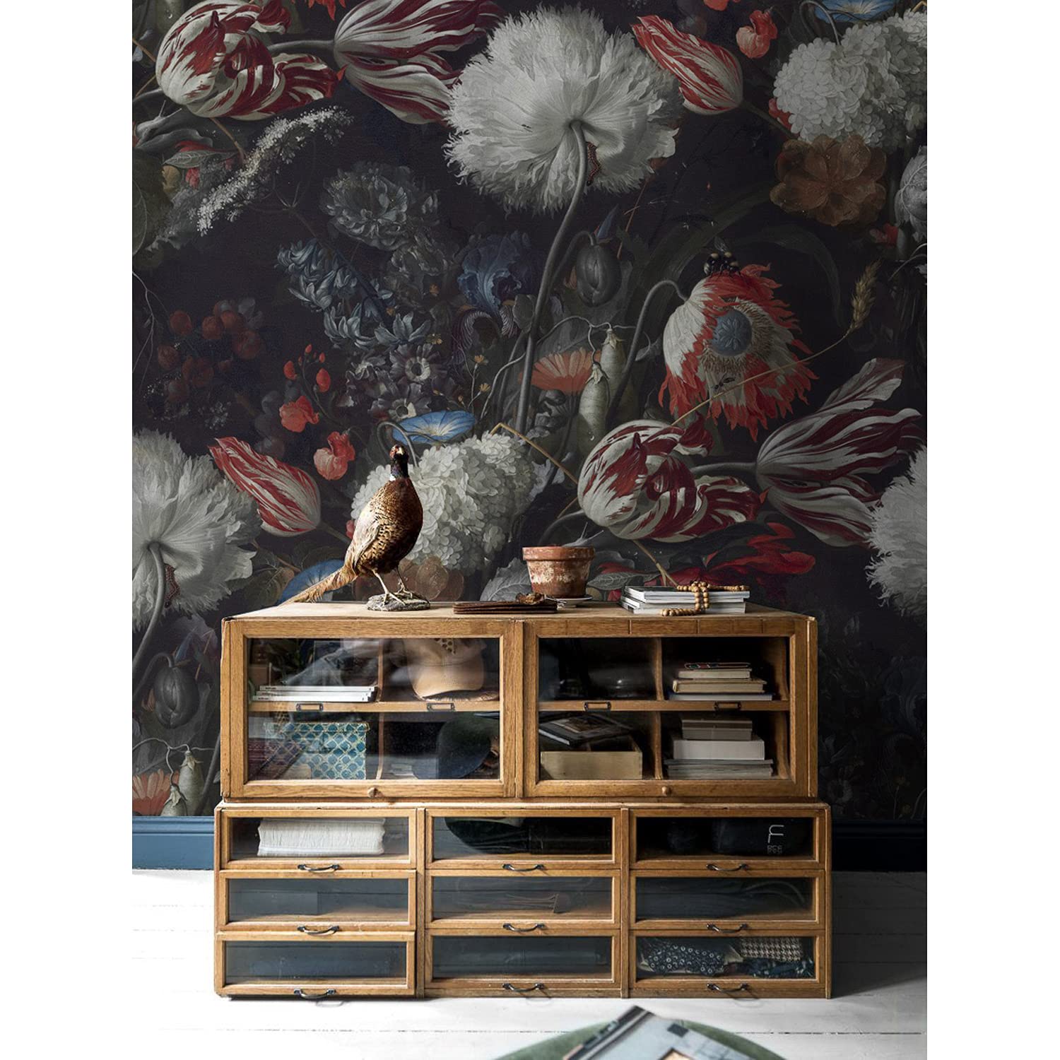 Papier peint mural bouquet foncé pour créer une ambiance intimiste dans la chambre