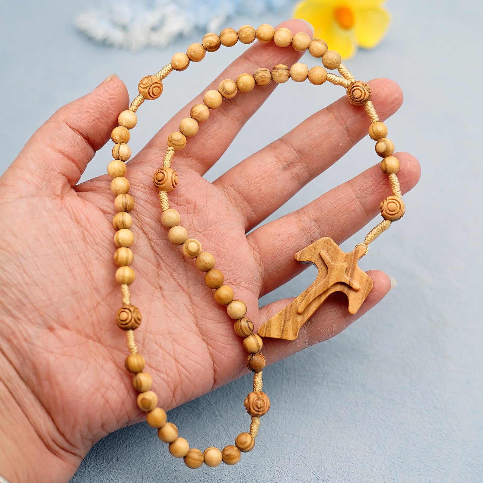 Różaniec z drewna oliwnego z wisiorkiem w kształcie krzyża tau, katolicki naszyjnik z koralików modlitewnych | Rzeźbione drewniane koraliki, wiązany sznurek, religijne oddanie chrzest bierzmowanie prezent