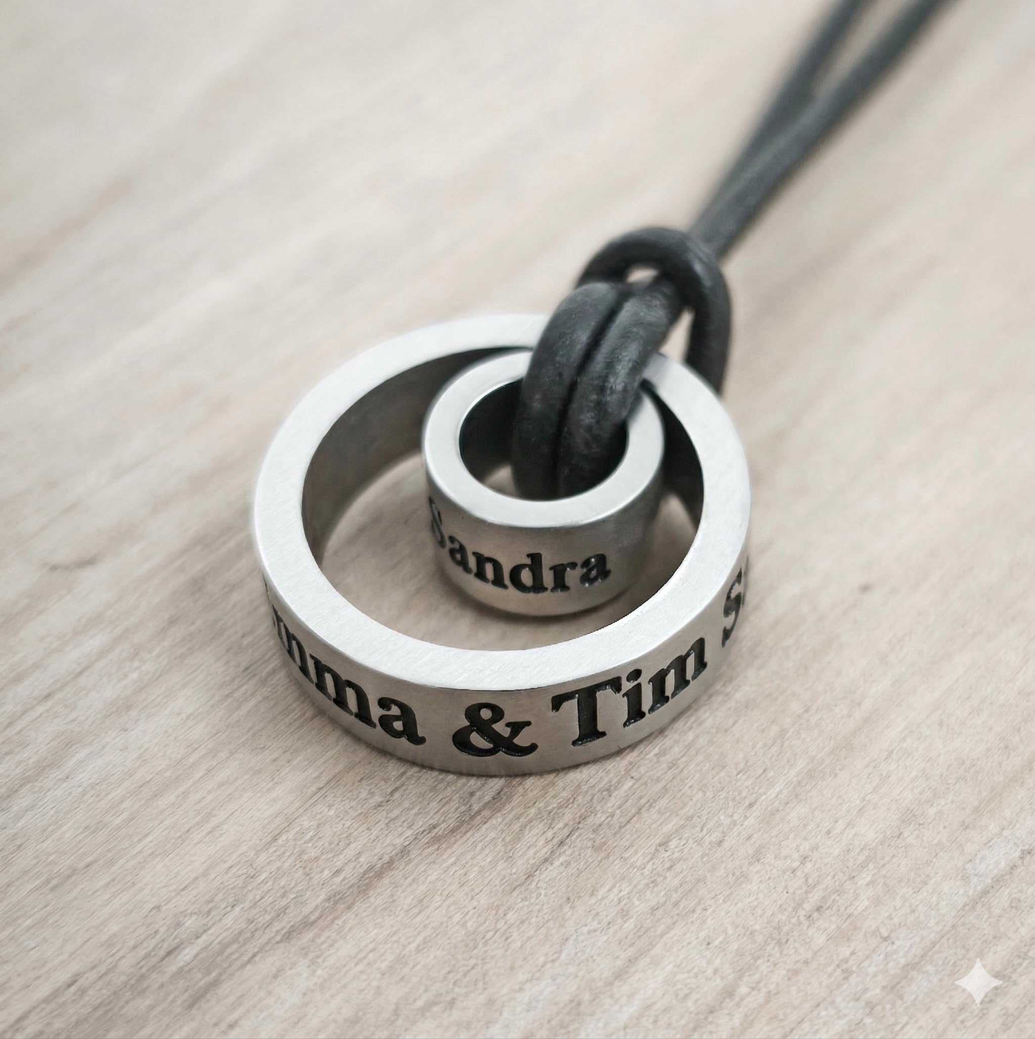 „Ewig Verbunden“ Partner-Halskette mit Wunschgravur – Hochwertiges Echtlederband & Gravierte Ringe – Das perfekte Geschenk zum Jahrestag, Valentinstag oder Geburtstag