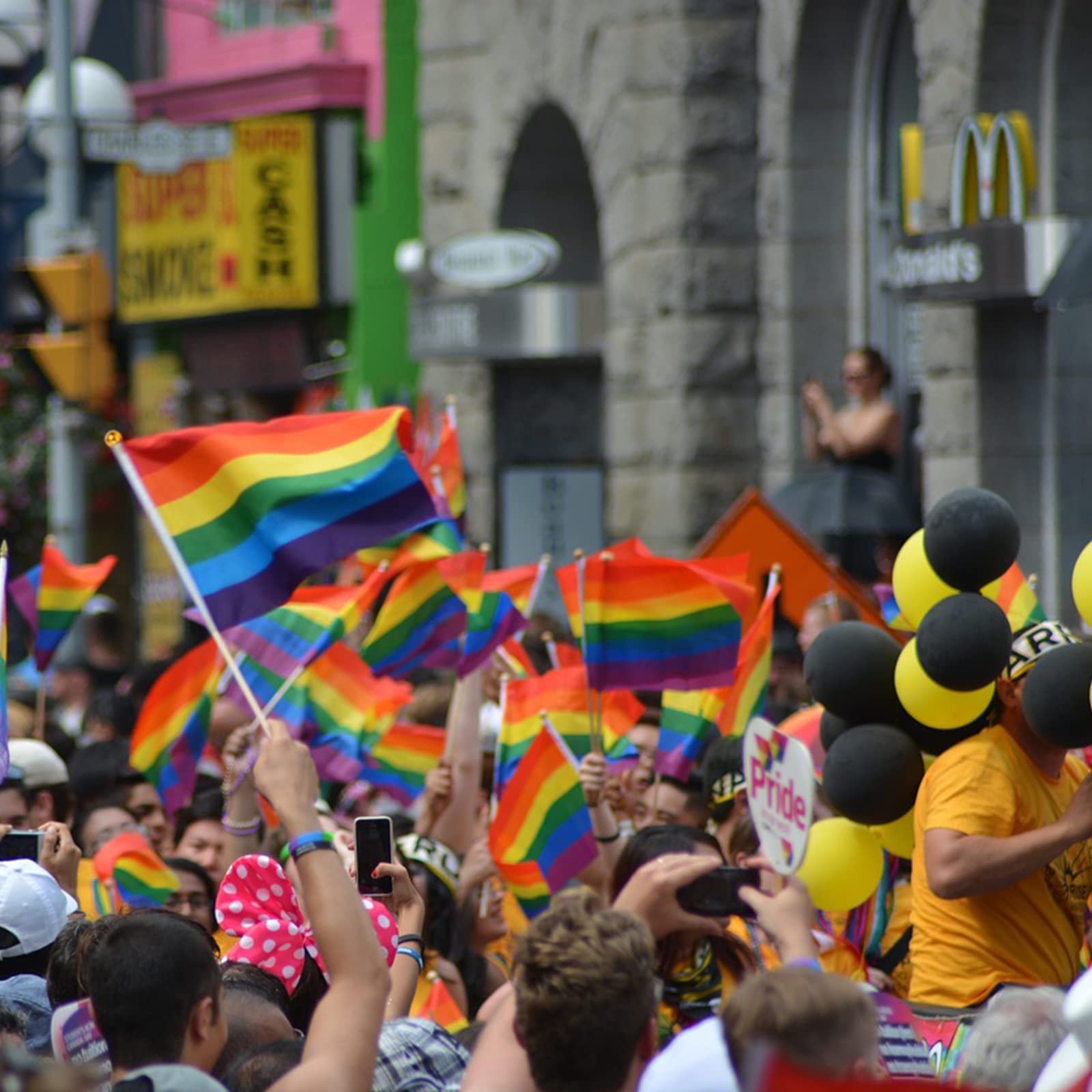 60 Pièces Petit Drapeau Arc En Ciel pour Marche des Fiertés Pride LGBT LGBTQIA+
