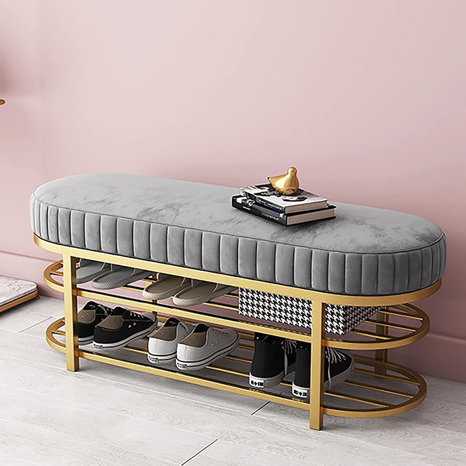 Banc d'entrée en velours et métal pour un couloir chic et ordonné