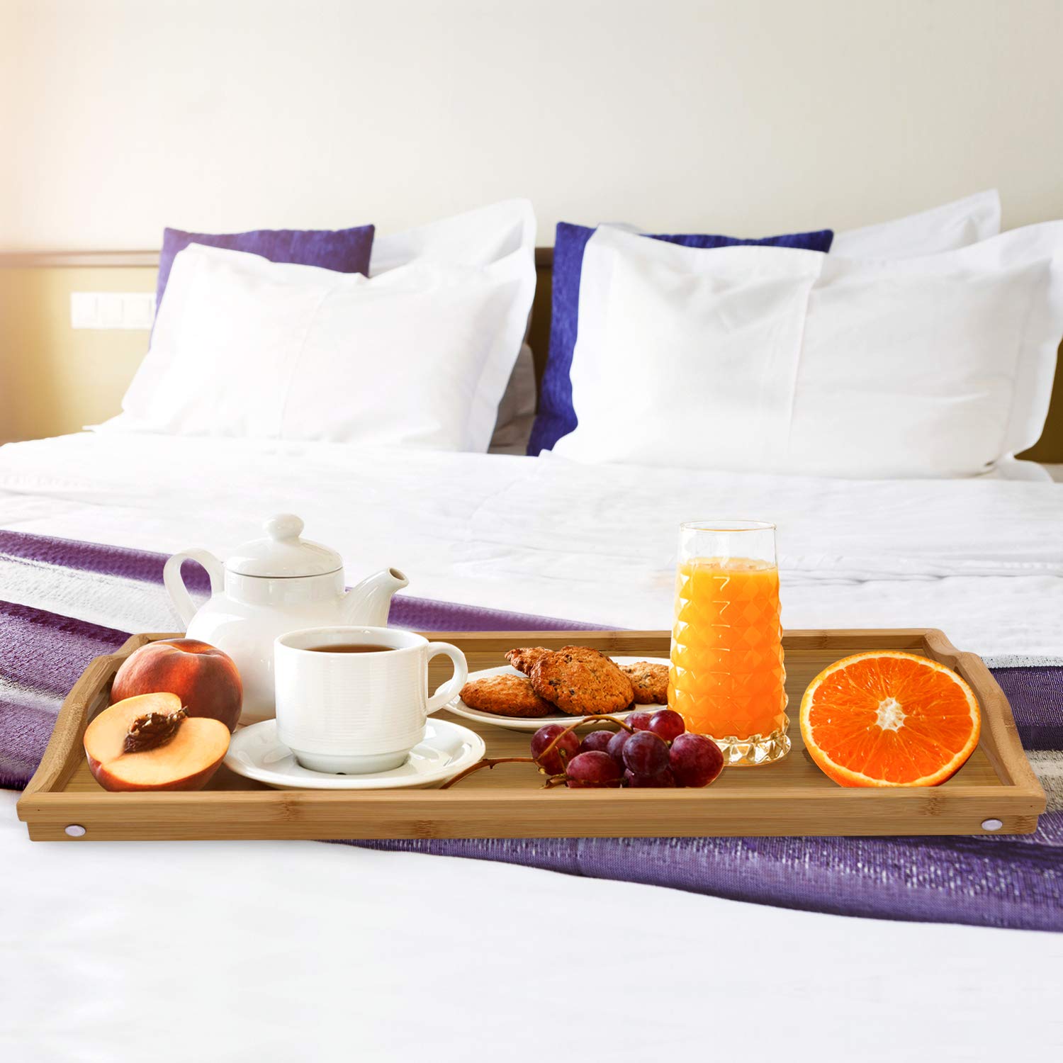 Table de Lit Plateau Petit Déjeuner en Bambou / Tablette de Lit Pliable en Bambou Laqué Bois avec Poignées Modulables - Garantie Excellente Qualité ! Dimensions: LxlxH: 50x30x21cm.
