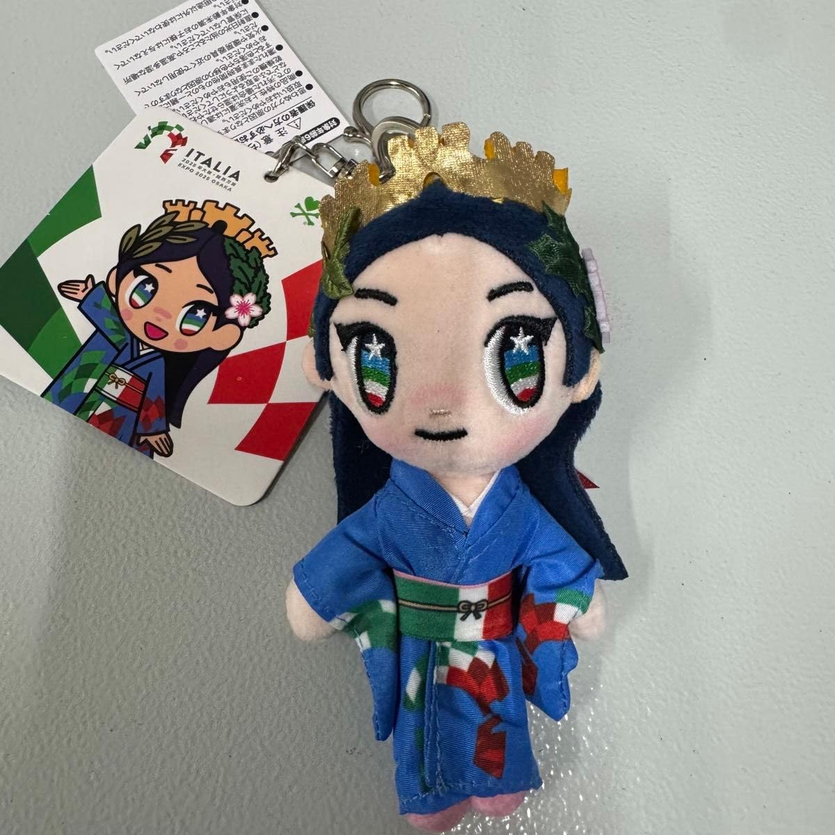 【大阪・関西万博】イタリアパビリオン イタリアちゃん 　ぬいぐるみとキーホルダー Amazon.co.jp: 万博限定 イタリア館公式マスコット イタリア