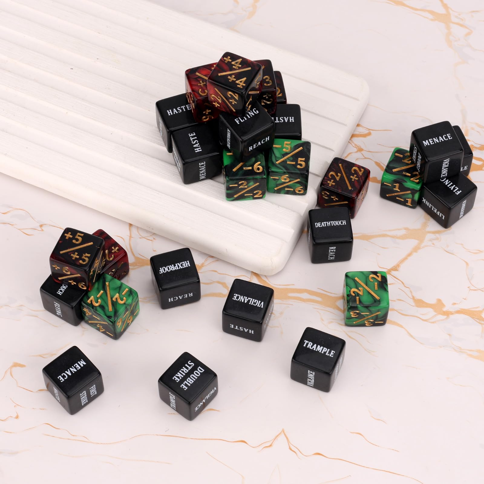 BOXOB 48szt Kostki do Gry Abilities Keywords Counter, Statystyki Stworzeń Buff Żetony Kości Lojalnościowych Magiczne Liczniki Życia do MTG TCG RPG Akcesoria Gier Karcianych z Aksamitną Torbą