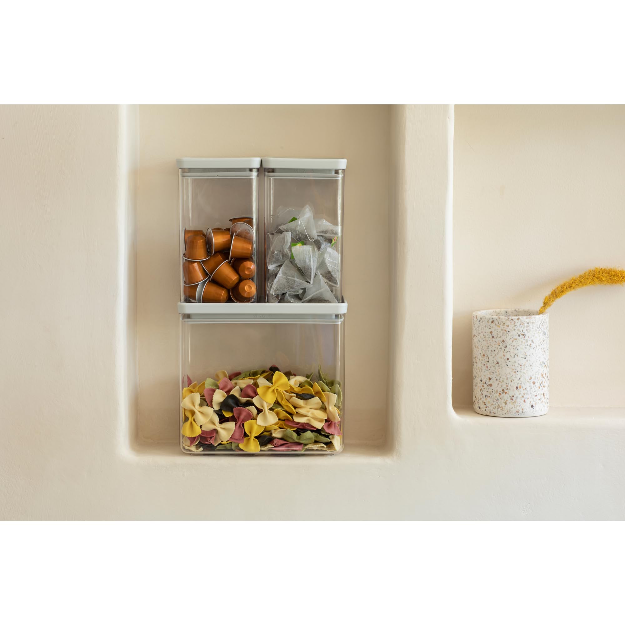 Juego de 3 botes apilables TASTY+ Brabantia - 2 x 1,6 L + 1 x 3,5 L | Recipiente hermético para alimentos con tapa de silicona para cocina | Tarro para comida seca/húmeda, azúcar, harina | Light Grey