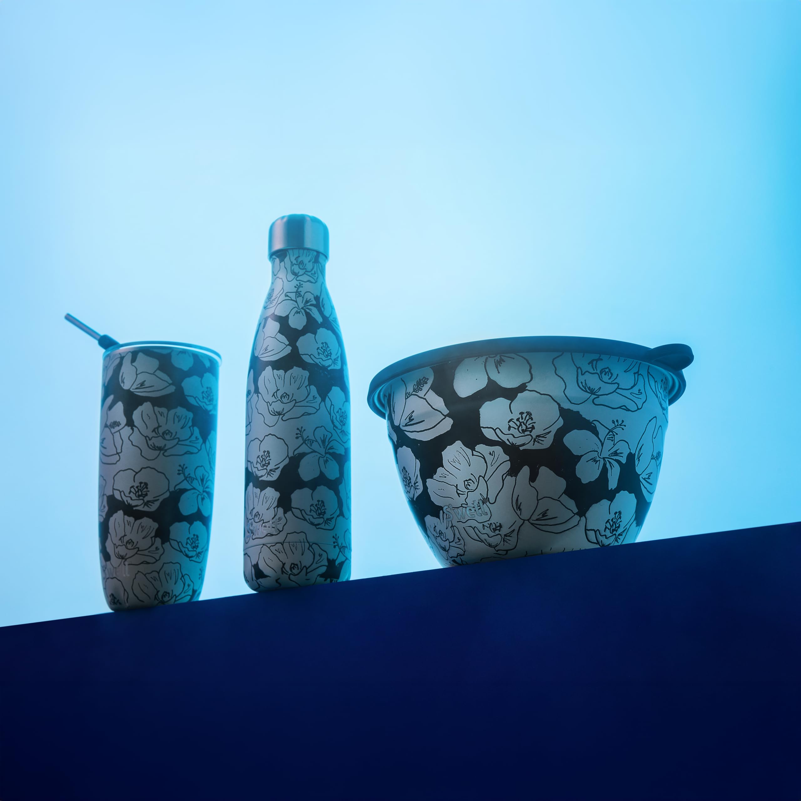 Kubek ze stali nierdzewnej S'well ze słomką i otwieraną pokrywką, 700 ml, Charcoal Bloom, trójwarstwowy pojemnik z izolacją próżniową utrzymuje napoje zimne przez 18 godzin, a gorące przez 5 godzin