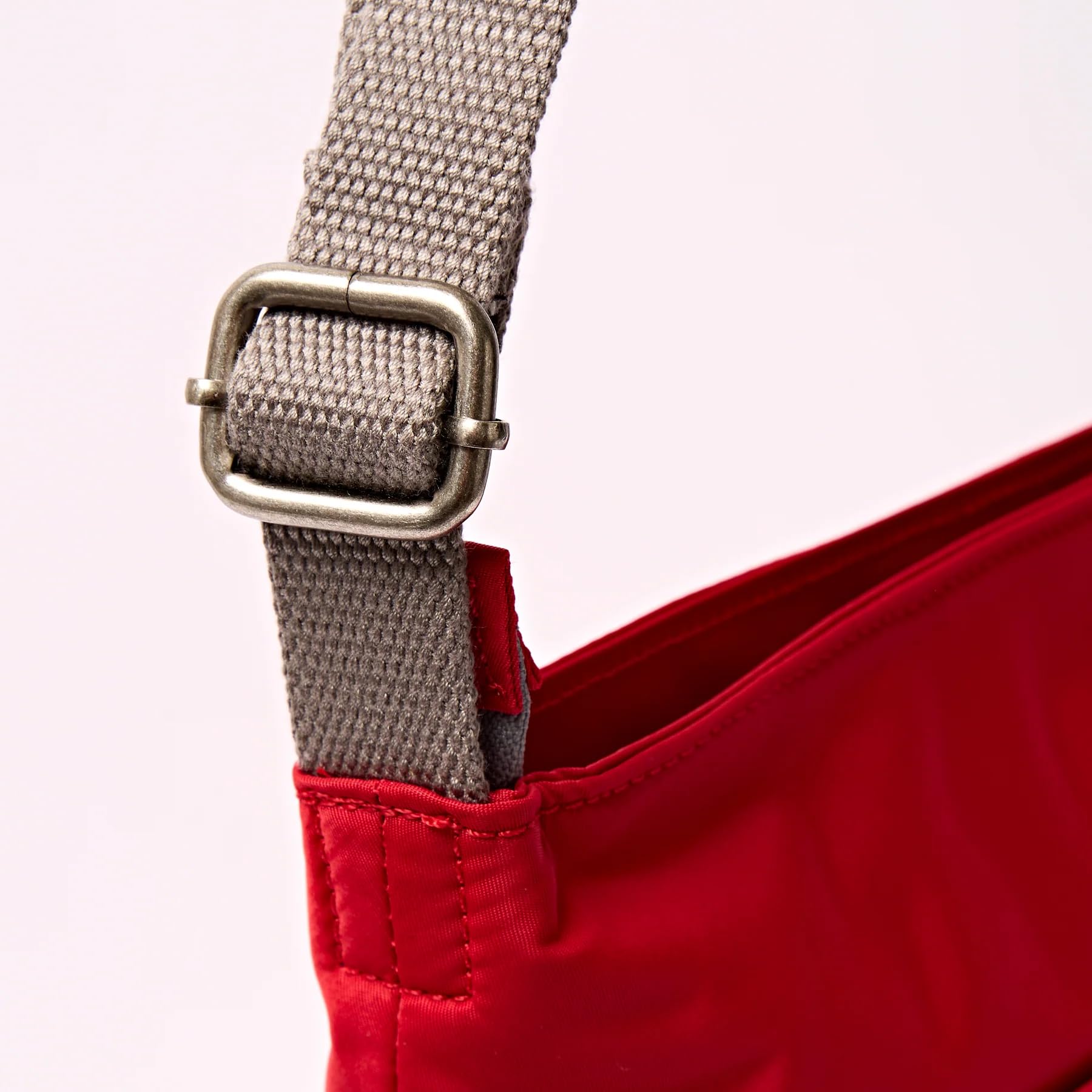 ROKA London Kennington Crossbody Bag – Borsa a tracolla leggera impermeabile per donne e uomini con tracolla regolabile, tasche multiple con cerniera e nylon riciclato