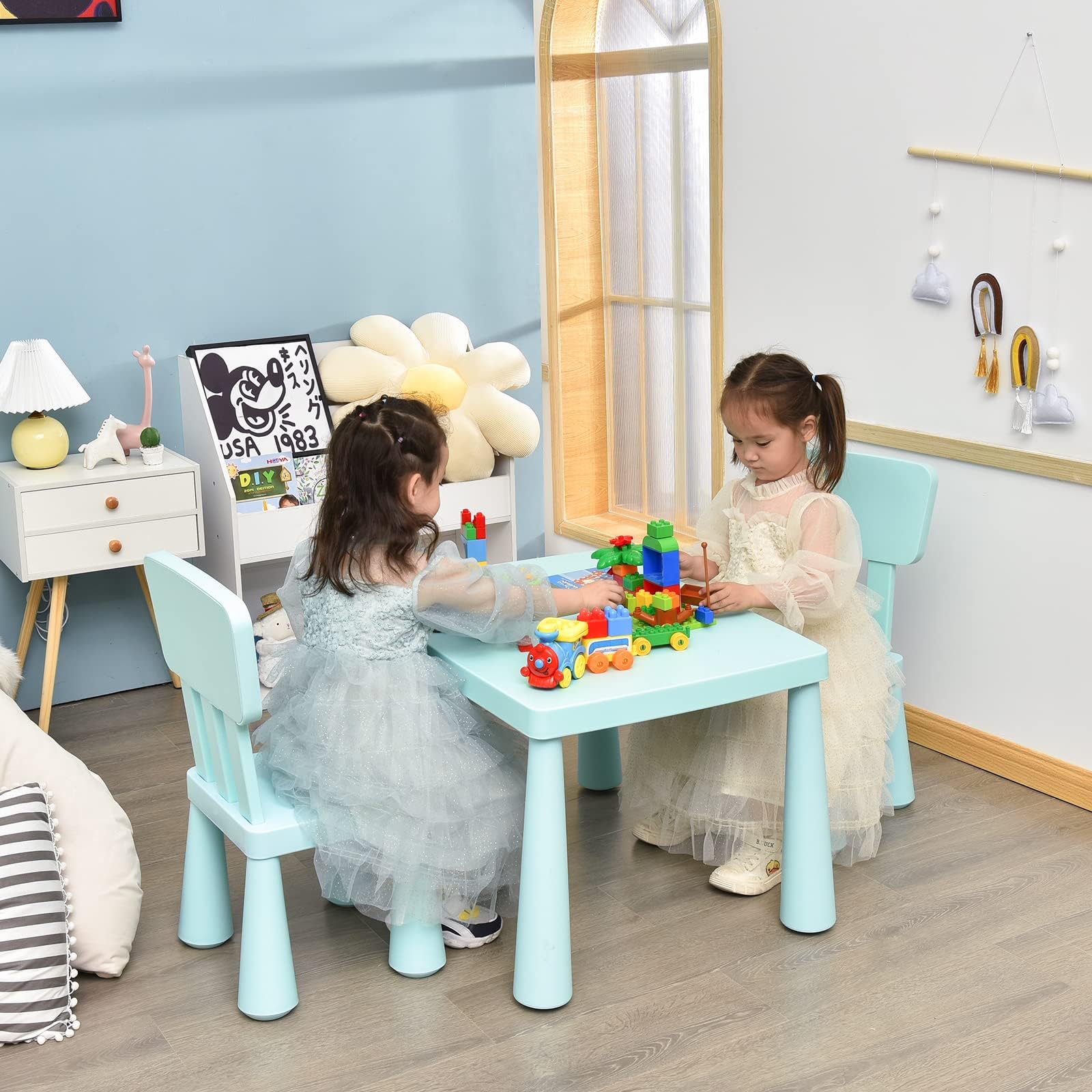 RELAX4LIFE Tavolino per Bambini con 2 Sedie in PP Atossico, Montaggio senza Attrezzo, Portata di 50 KG, Tavolo: 54,5x76,5x49,5cm, Sedie con Schienale: 36x35x66,5cm (VERDE)