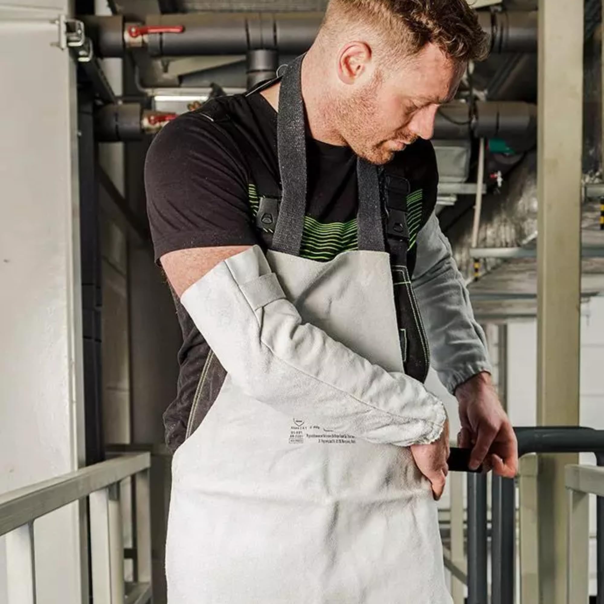 NEO TOOLS Grembiule da saldatura in pelle di alta qualità 60 x 90 cm Protezione robusta per lavori di saldatura Resistente al calore e ignifugo Cintura regolabile per collo e cintura in vita