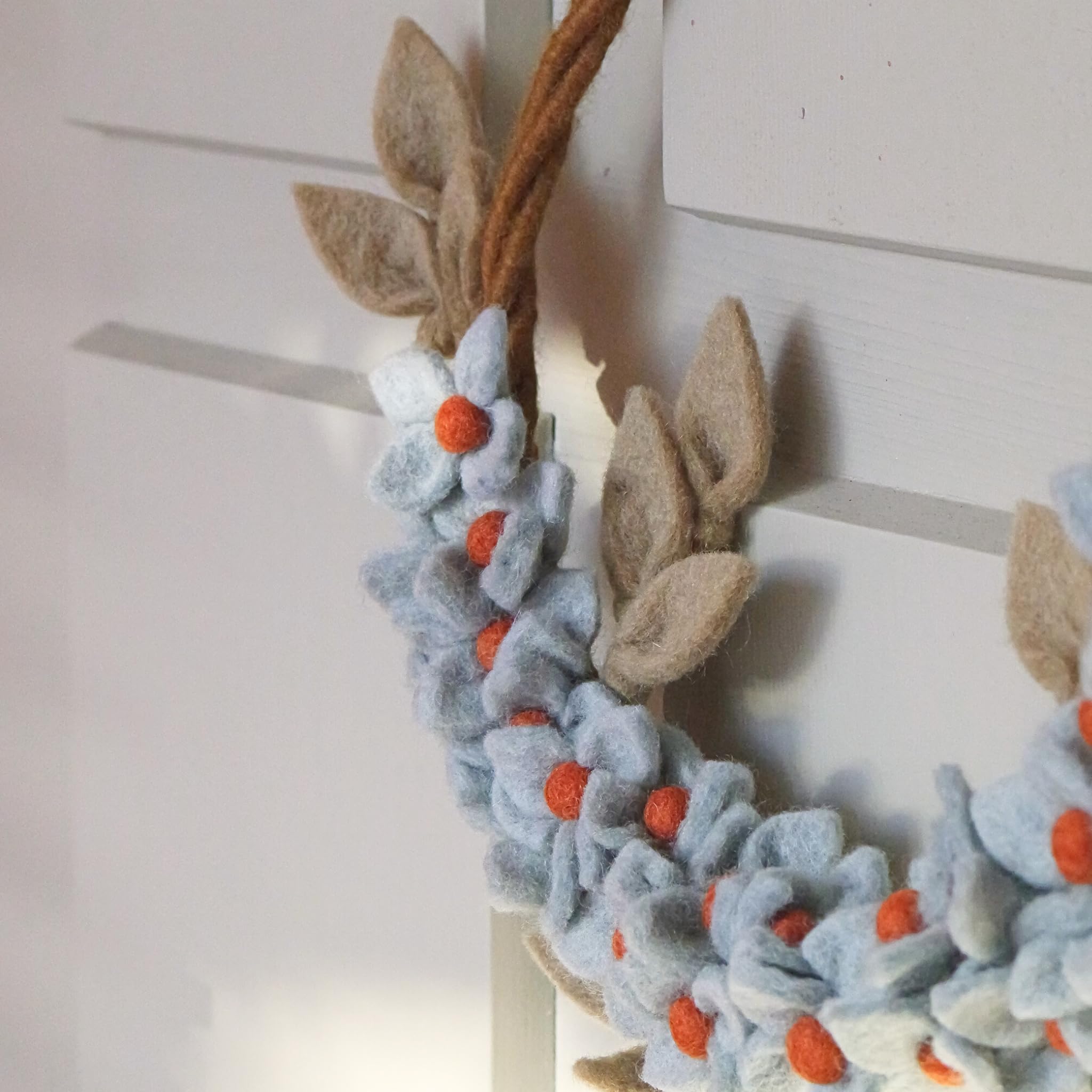 Én Gry & Sif Osterkranz mit blauen Blüten aus Filz, Ostern, Frühling, Osterdeko, Kranz, Handmade, Fairtrade | Türkranz mit taubenblauen Blüten, Ø25 cm