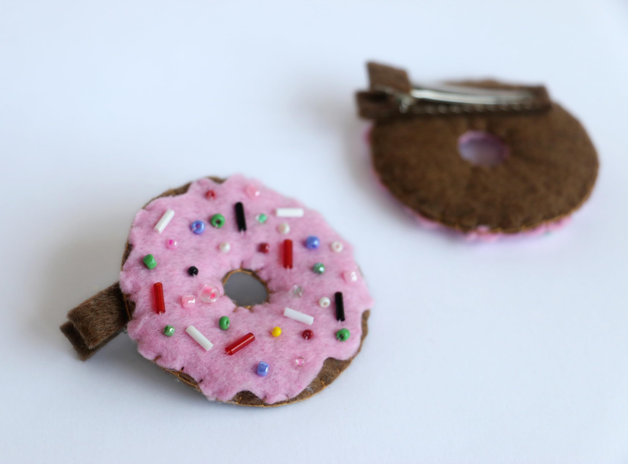 Mujoy Handmade El Yapımı Keçe Donut Figürlü Klips Saç Tokası, Pembe, Boncuk Süslemeli, Tüm Saç Türleri
