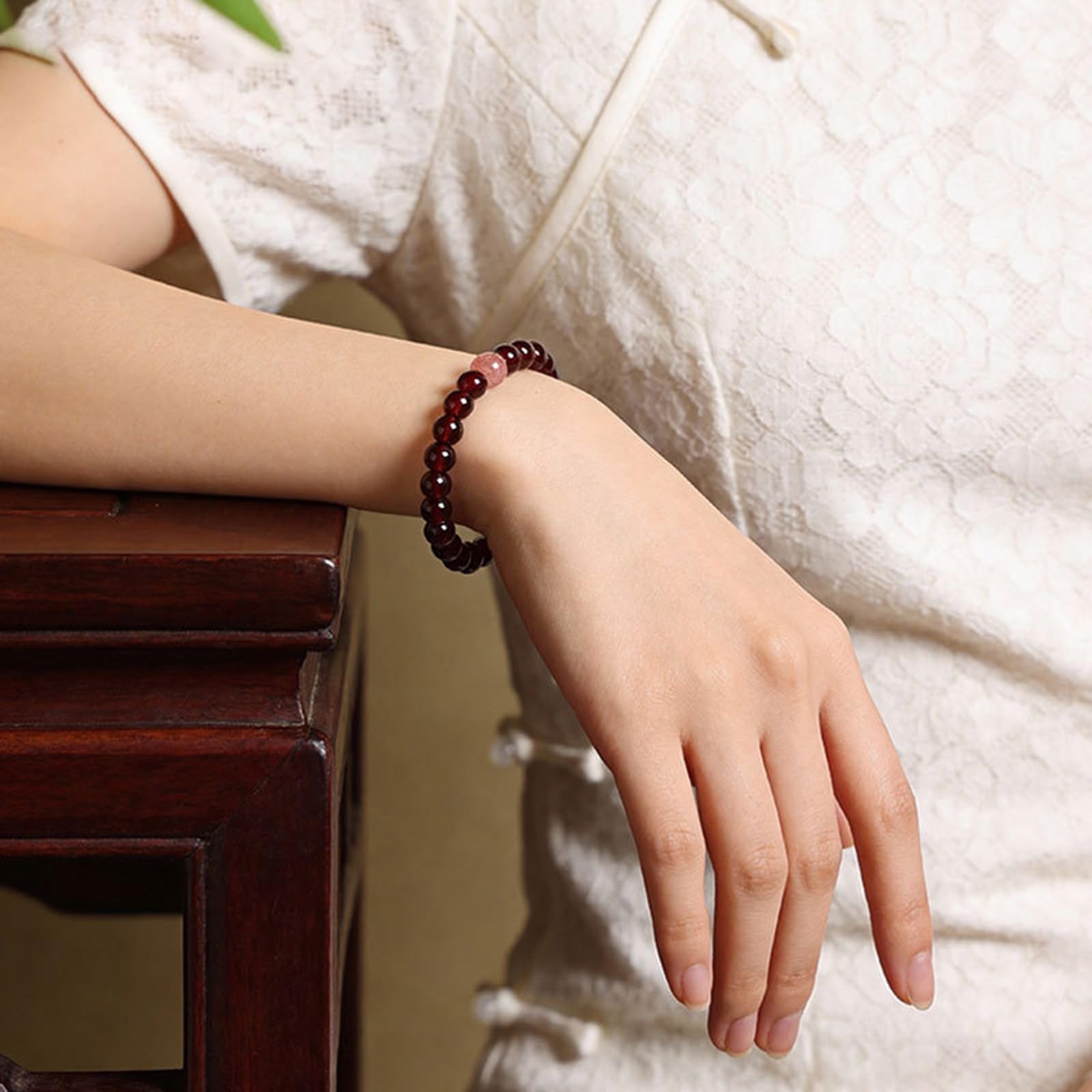 Bracciale Elastico a Giro Singolo in Granato Rosso Naturale (5 mm) | Gioielli di guarigione energetica di messa a terra, braccialetto unisex con perlina di accento di cristallo rosa fragola