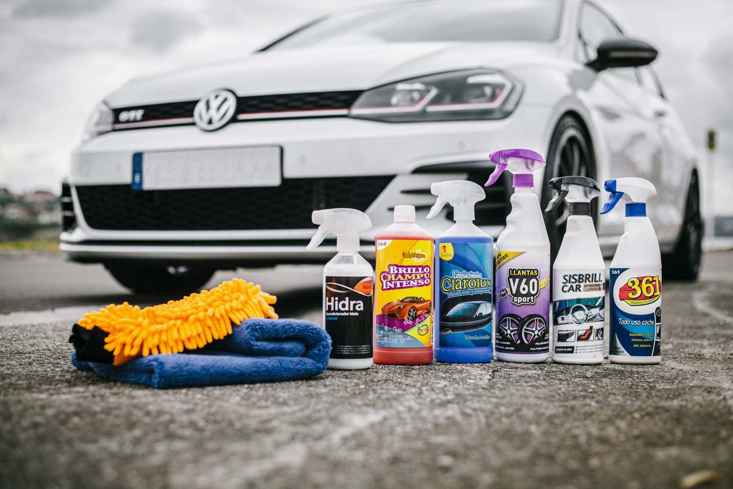Sisbrill Kit Detail Intermedio – Kit Limpieza Coche Completo con Champú, Limpiallantas, Limpiador Interior, Limpiacristales, Guante de Lavado y Toalla de Secado