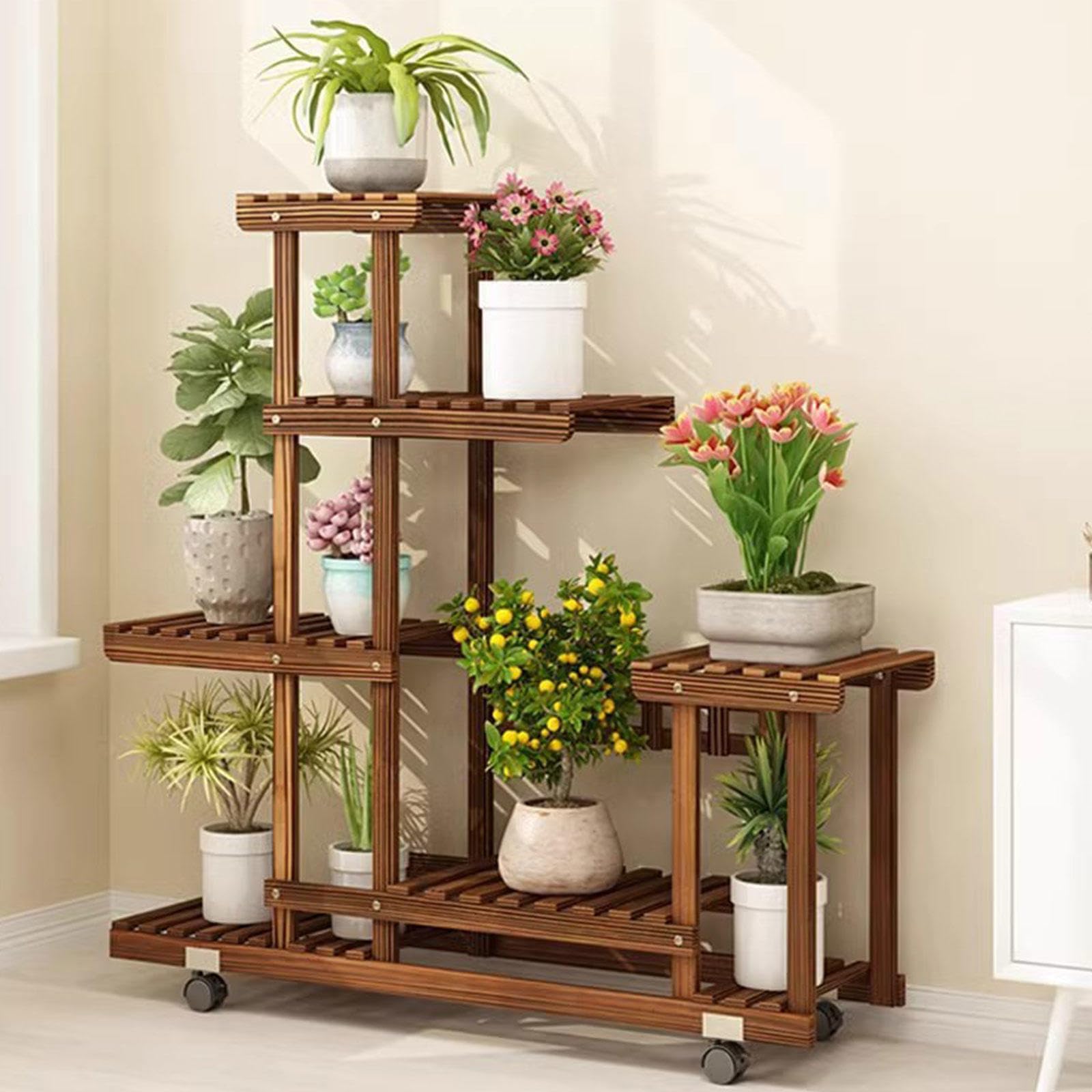 Support à plantes en bois à roulettes pour optimiser un coin de salon