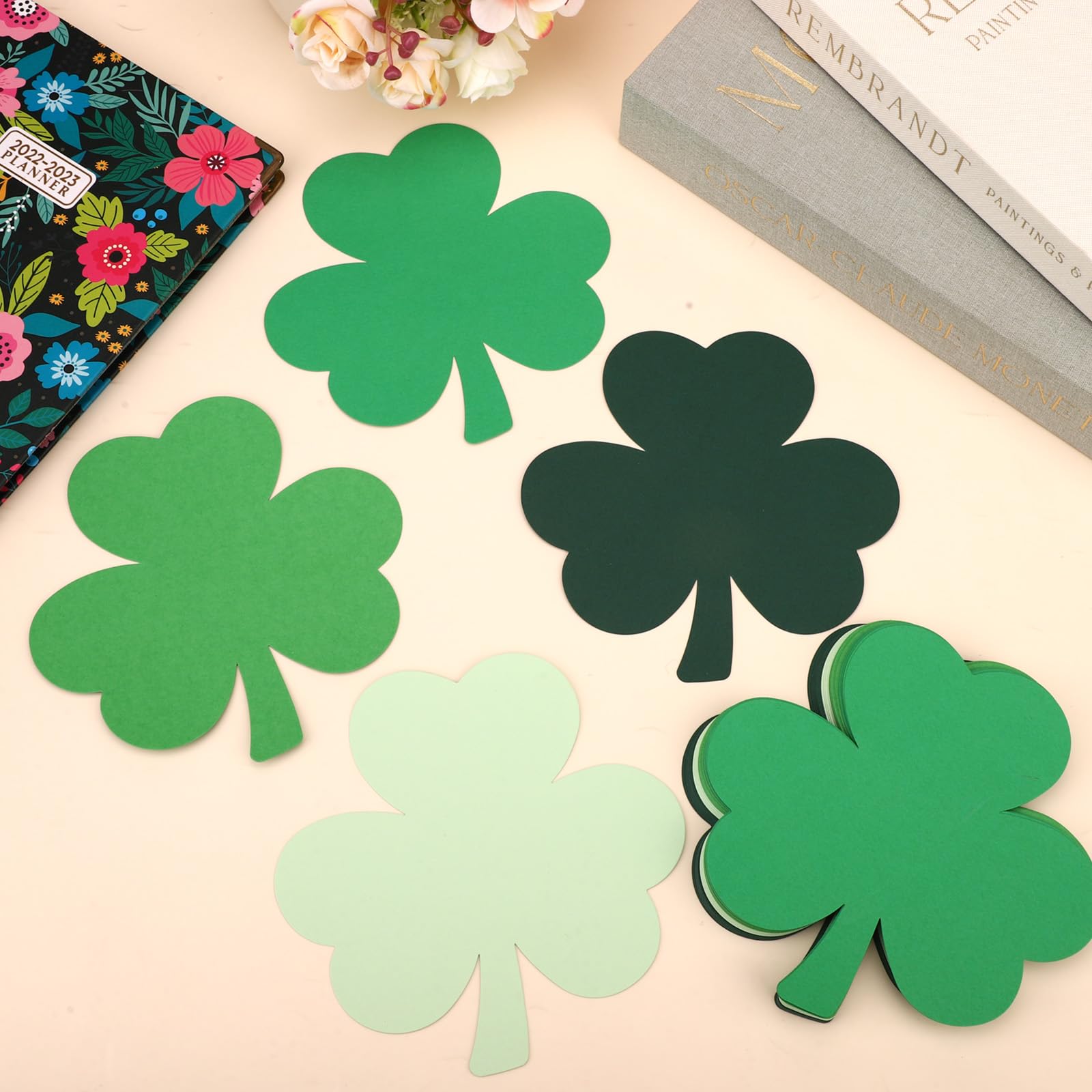 48pcs Trèfle Découpe Double Face Saint-Patrick Papier Deco Décorations Trèfles Vertes Loisirs Créatifs