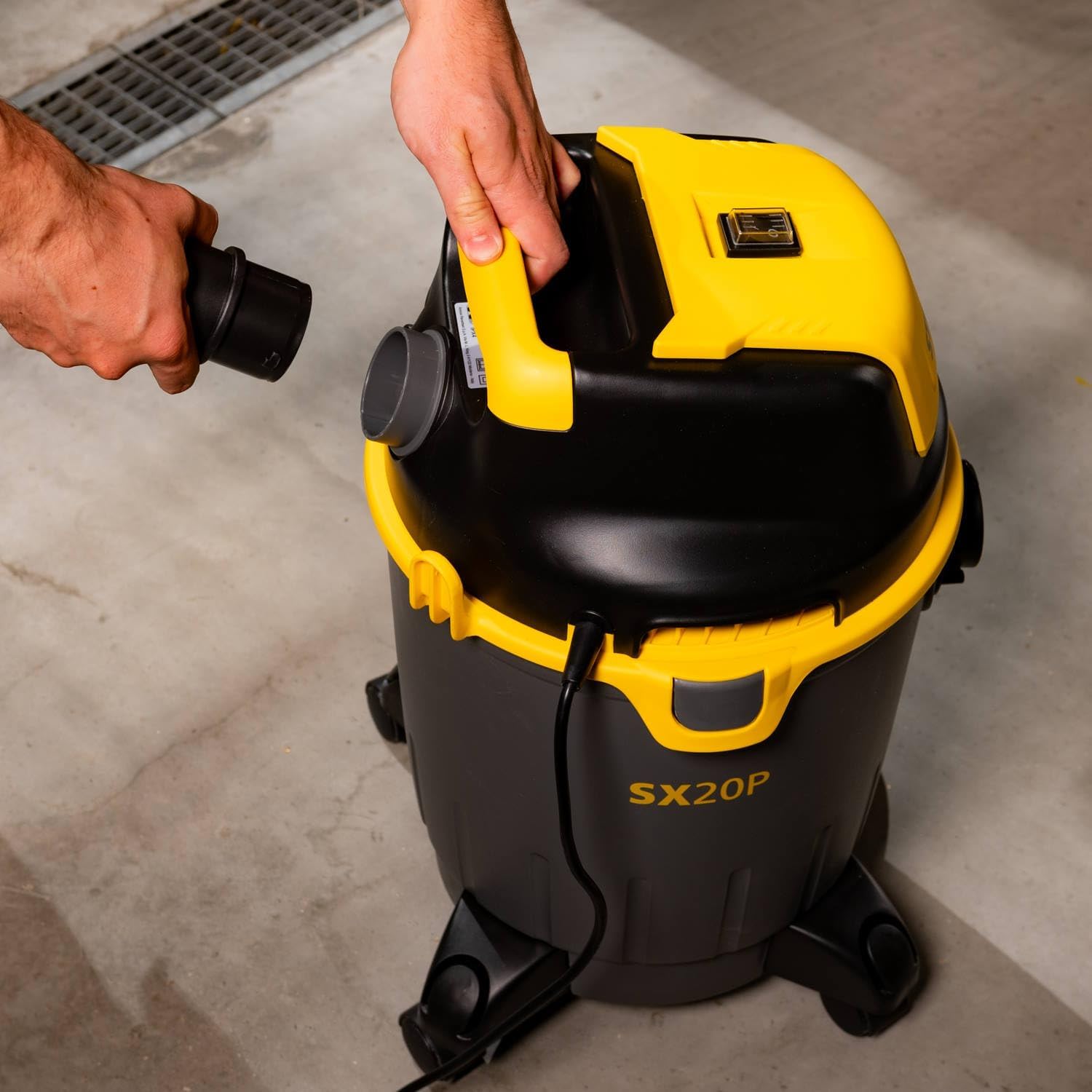 Connecting hose for suction