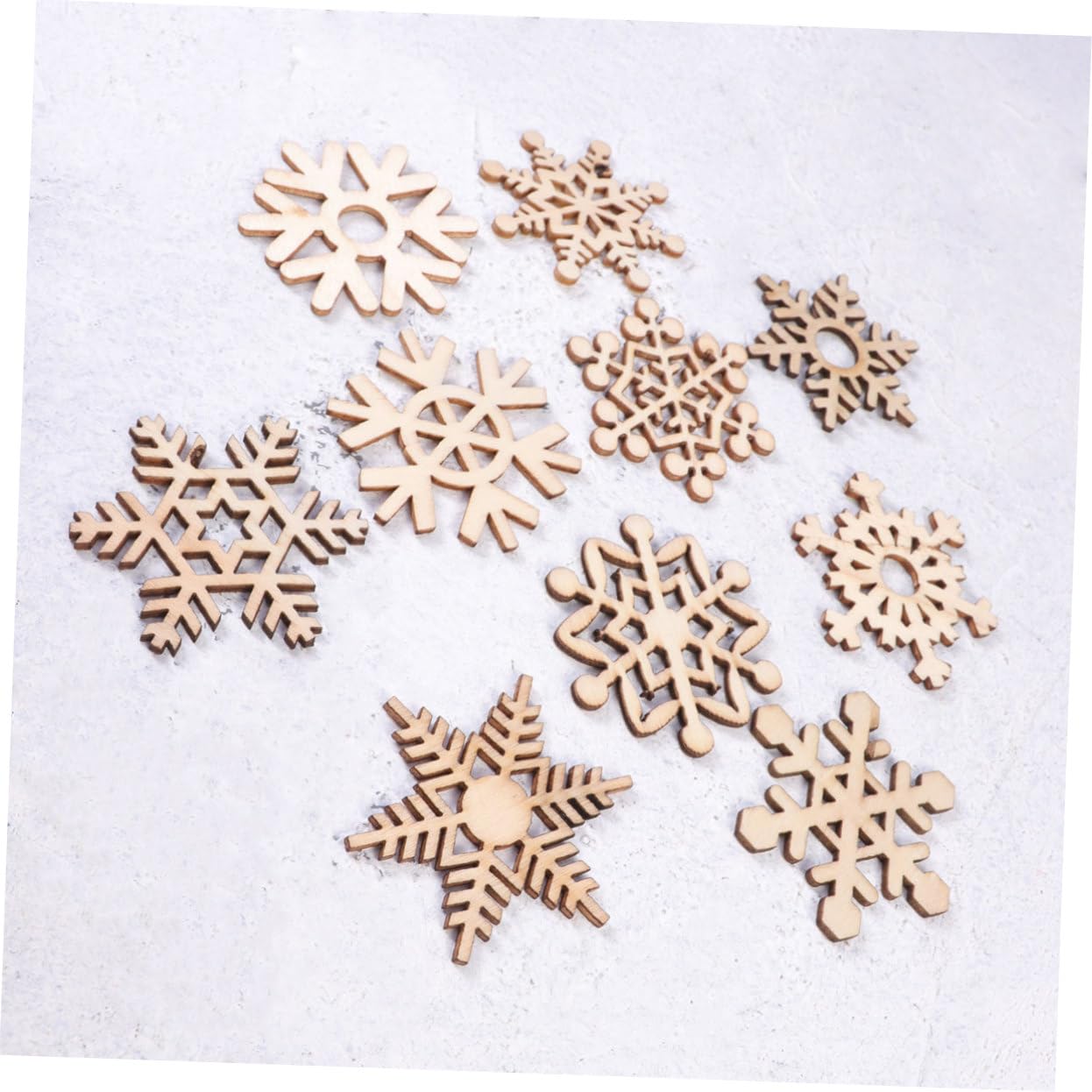 50stücke Holzanhänger Schneeflocke Weihnachten Schneeflocken Anhänger aus Holz Christbaumschmuck Weihnachtsschmuckstück Weihnachtsdeko Schneeflocken-hängedekoration