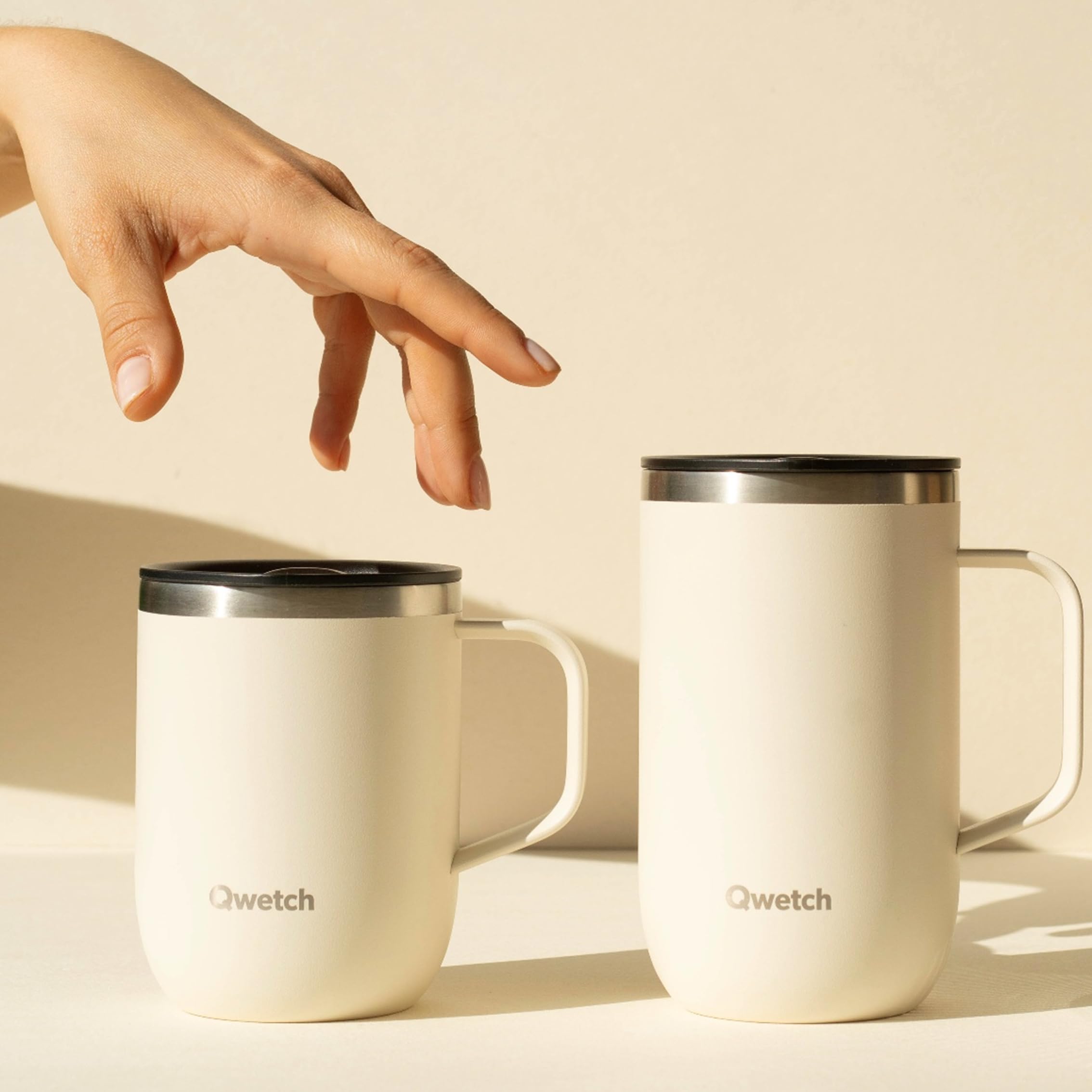 Qwetch – Tazza Termica 350 ml con Manico Blu Notte – Mug Termica Caffè & Tè – Acciaio Inox Riciclato 90% – 6h Caldo / 12h Freddo – Coperchio Scorrevole Antigoccia – Compatibile con Filtri