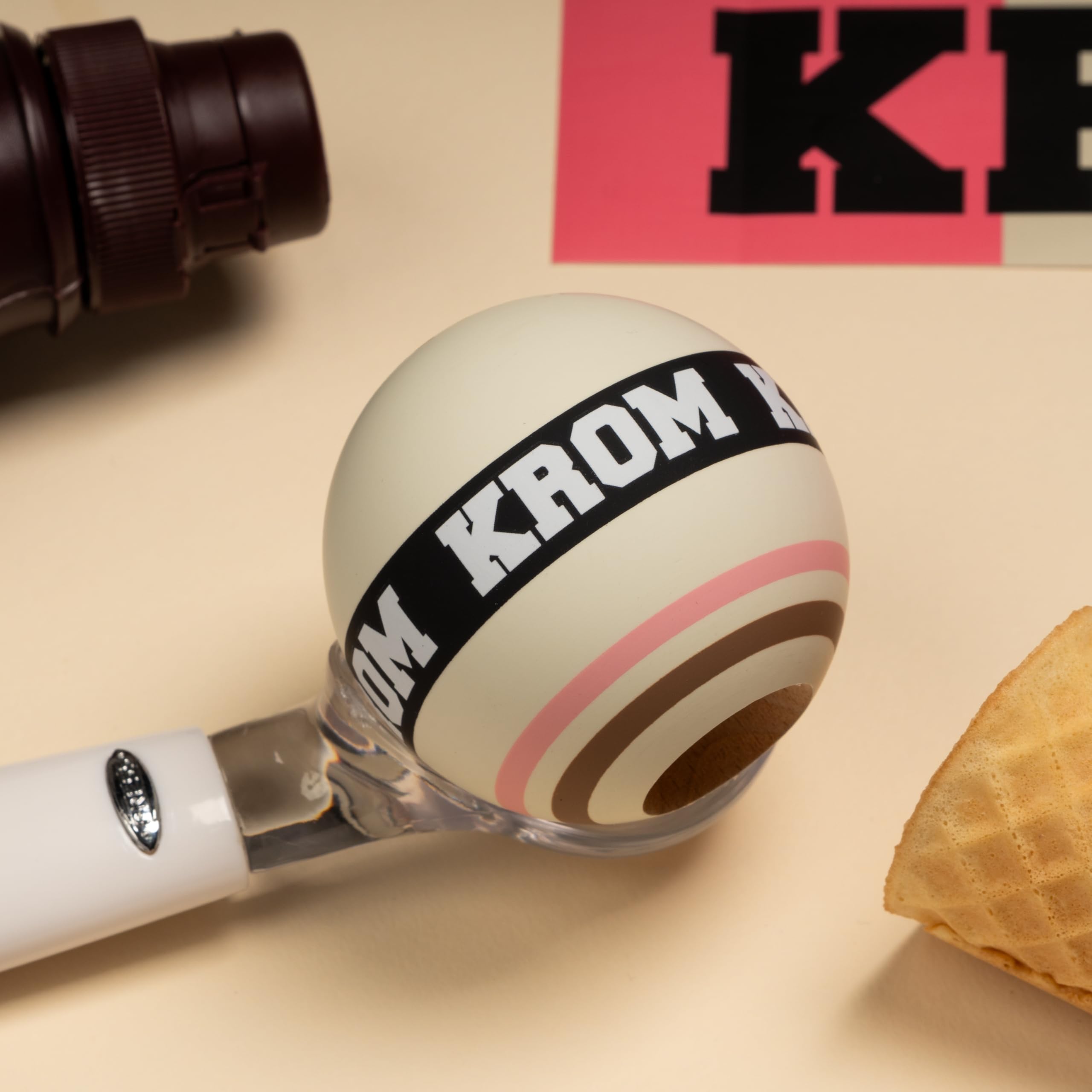 KROM Kendama STROGO Neapolitan Vanilla – Kendama de Madera para Principiantes y Jugadores avanzados – Juego de Habilidad para Uso Interior y Exterior – Juguete de Madera con Cuerda y Bola