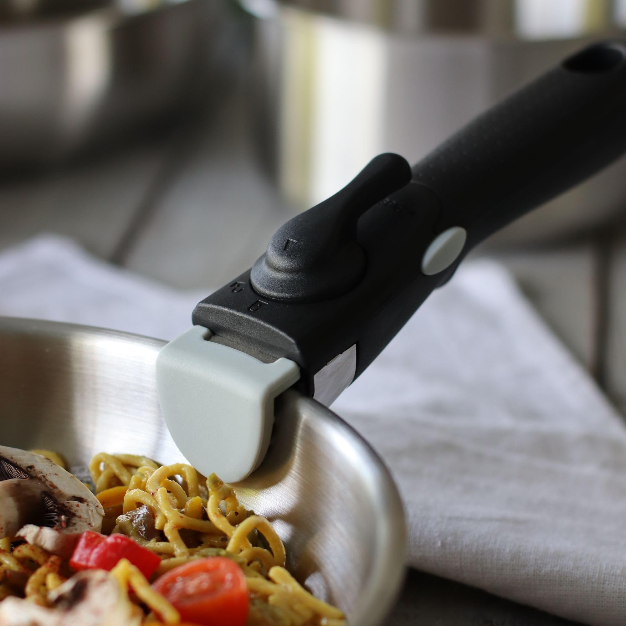 MENASTYL - Batterie de cuisine inox 18/10 amovible 5 pièces Iris Inox sans PFAS - Tous feux dont induction, four, réfrigérateur et lave-vaisselle - Empilable et résistante - Poignée double sécurité