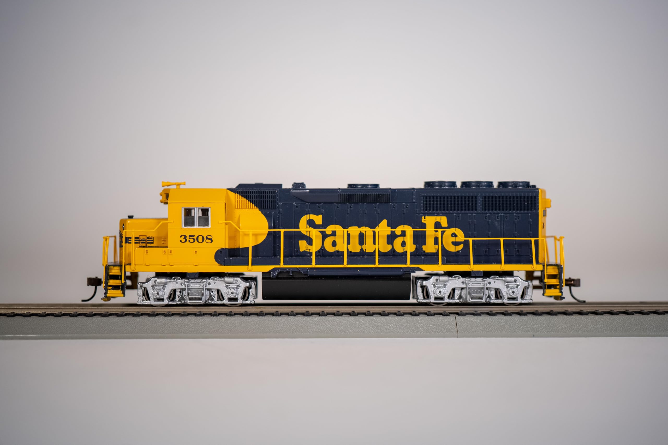 Bachmann Industrias EMD GP40 DCC Equipada Locomotora Santa Fe # 3508 Ho Escala Tren Coche, Azul/Amarillo