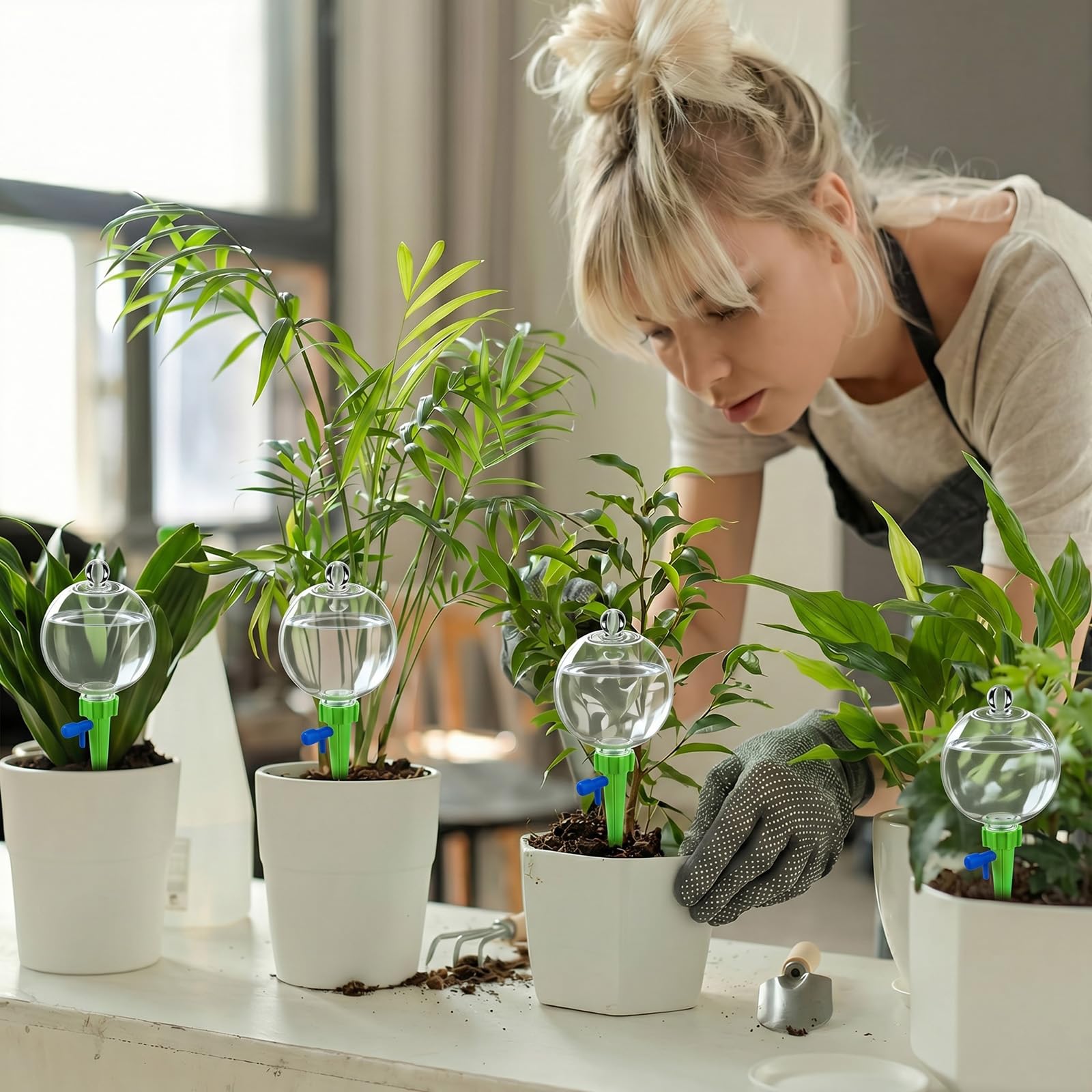 12 sfere autoirriganti per piante da 500 ml, per interni ed esterni, regolabili, in plastica, per riempire le piante, sistema di irrigazione automatica, sistema di punte, paletti (verde)