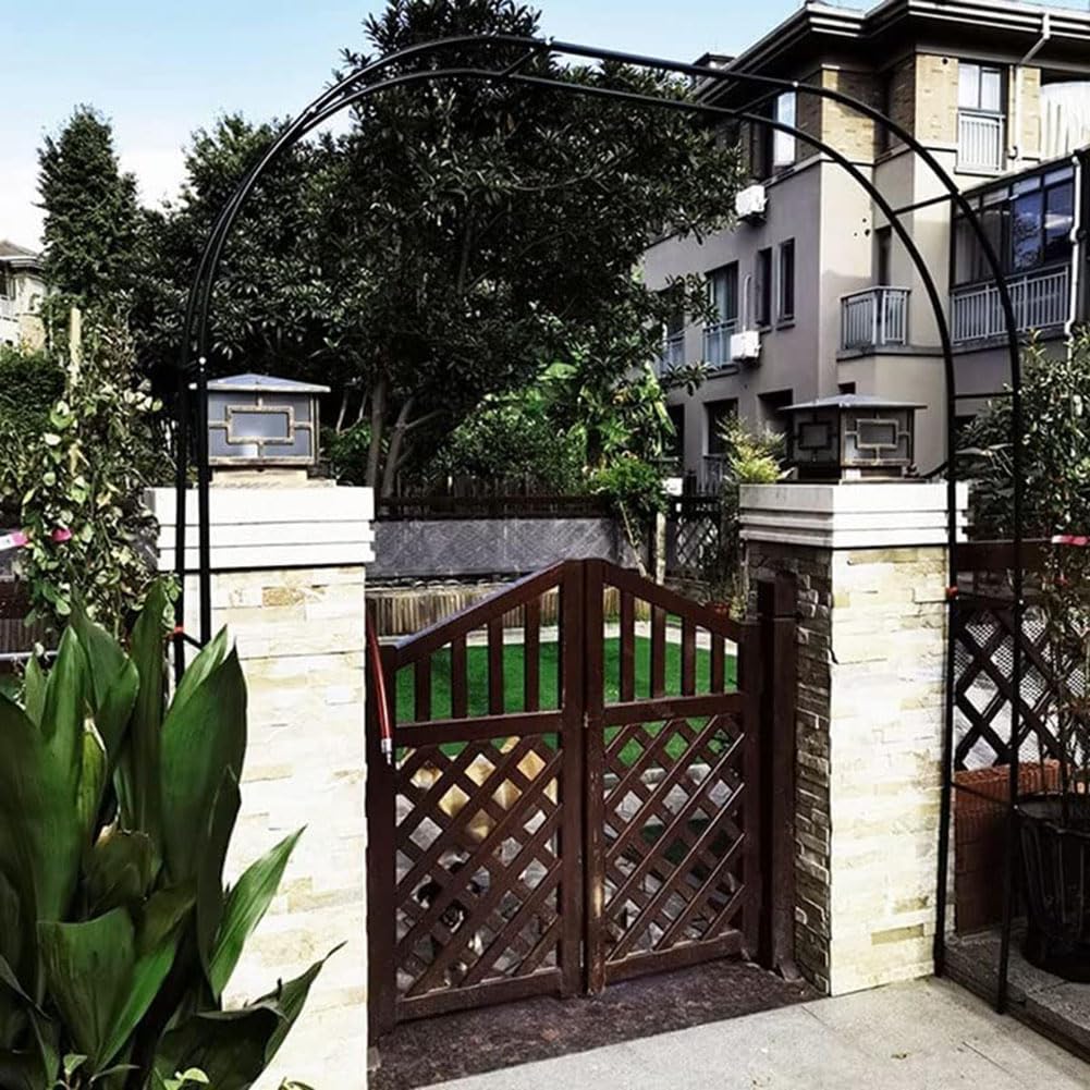 Arche de jardin en treillis pour décorer un mariage en extérieur avec une arche en métal blanc