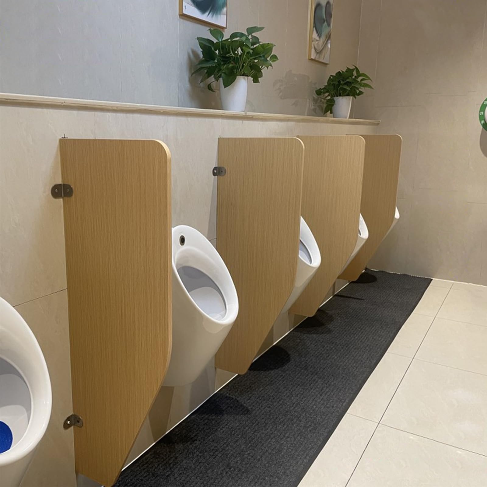 Mampara para hombres en aseos selectos fabricada con paneles de madera maciza resistente
