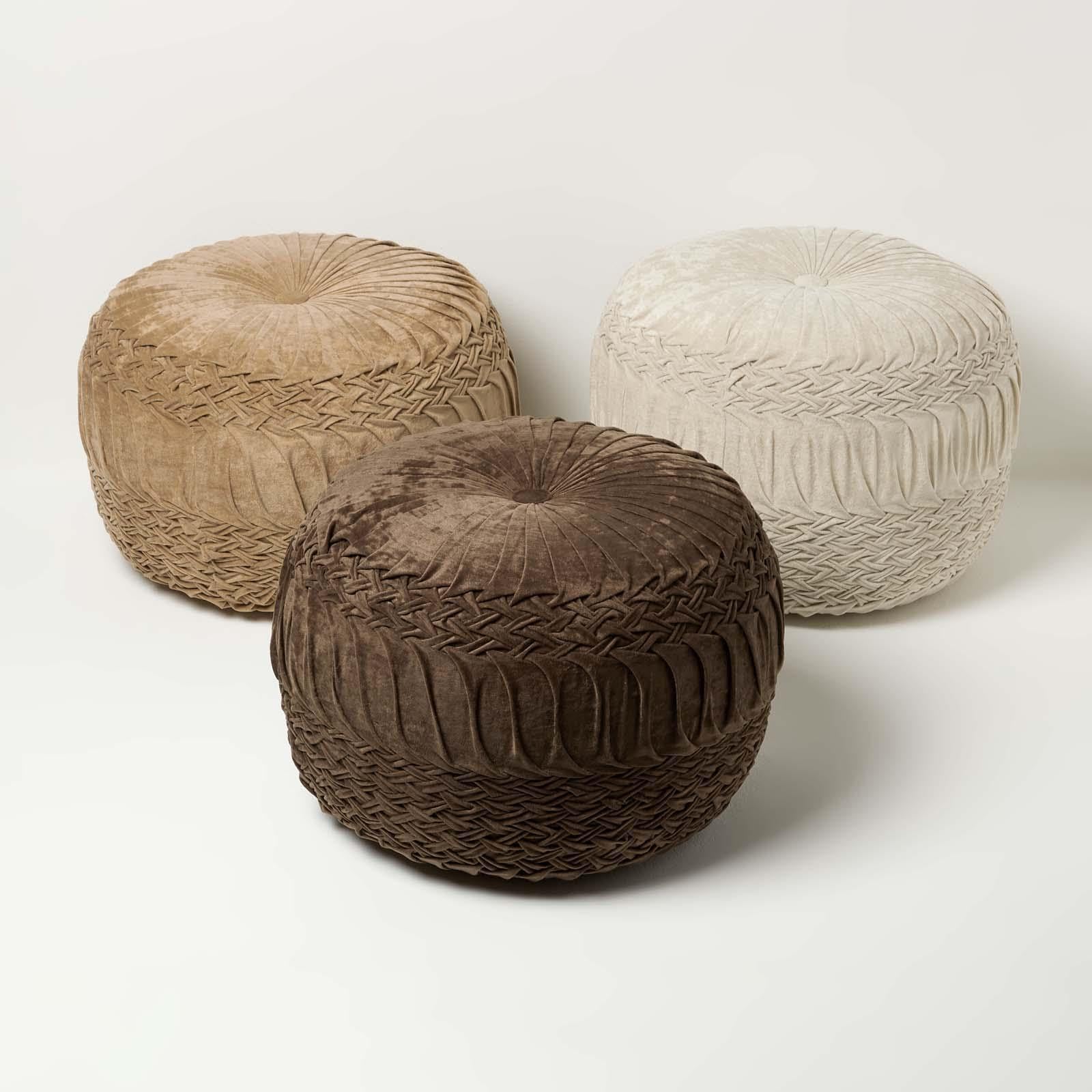 HOMESCAPES Puf de terciopelo color crema de 50 cm de ancho, redondo, plisado, con relleno de frijoles, diseño de alfileres, reposapiés para sala de estar o dormitorio
