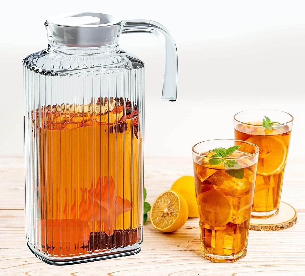 Home Essentials & Beyond - Juego de 2 jarras para nevera de 60 onzas, jarra de agua de vidrio con tapa, práctica y fácil de usar, ideal para limonada, té helado, leche, cócteles y más bebidas.
