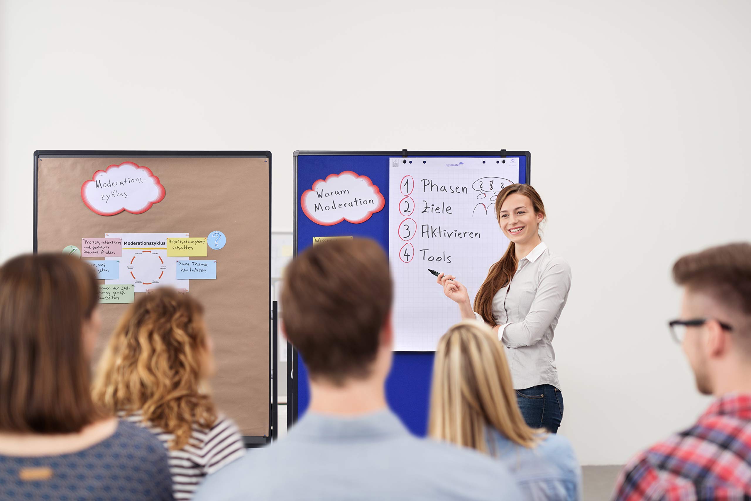 Legamaster Premium Plus Moderationswand - anthrazit - 150x120 cm - doppelseitig, mit Filz bezogenes Pinboard - einsetzbar als Trennwand - inkl. 4 feststellbaren Rollen und einklickbaren Papierhaken